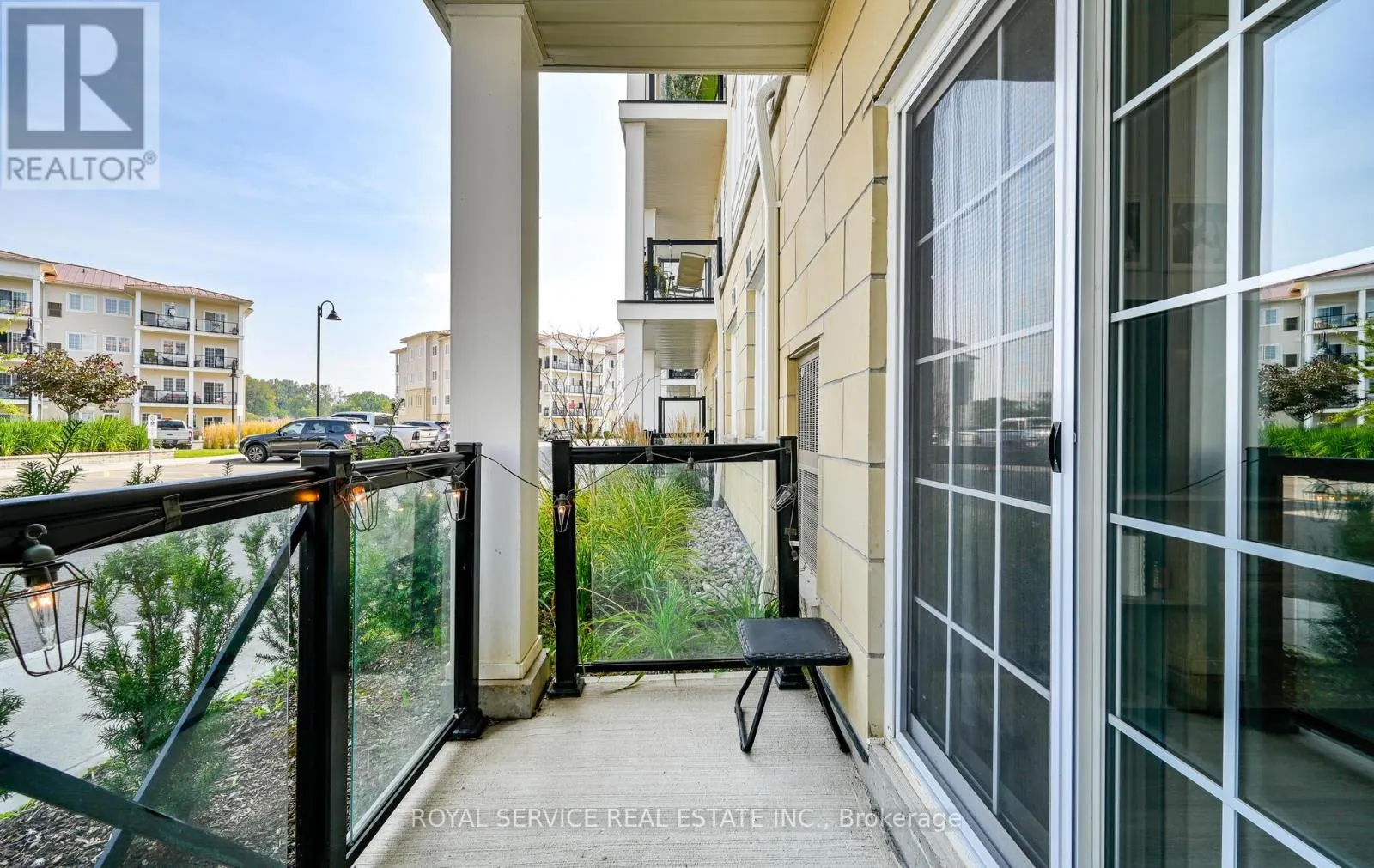 127 - 50 LAKEBREEZE DRIVE, #127