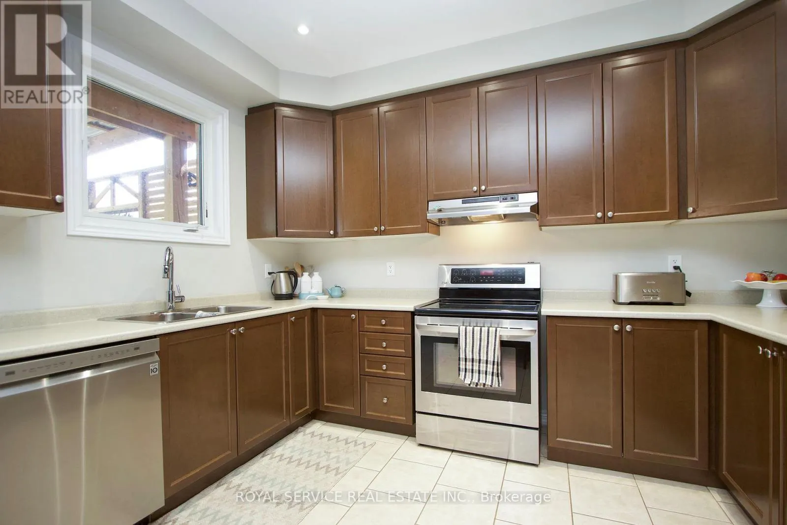 15 THOMAS WOODLOCK STREET