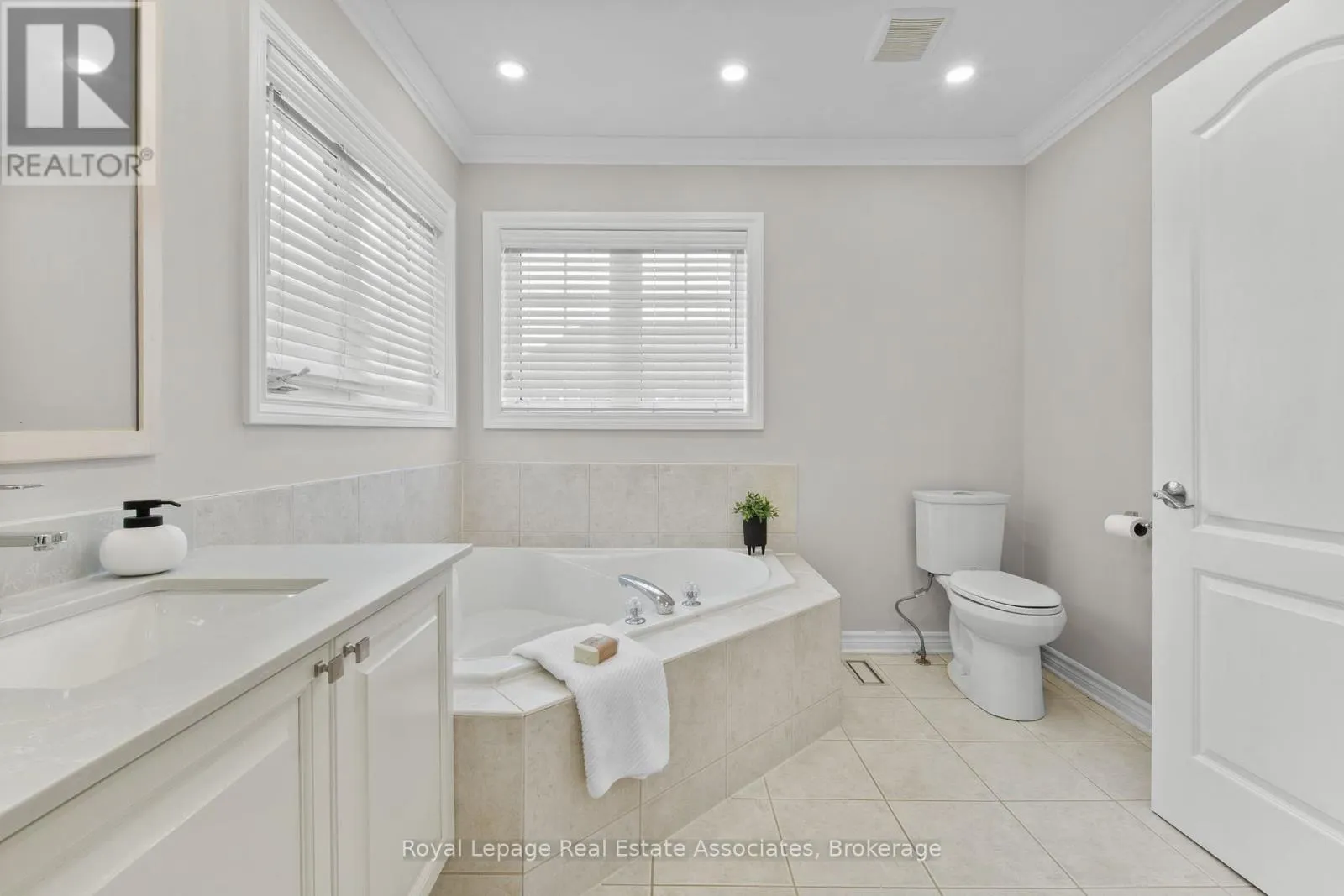 10 WESTACOTT CRESCENT
