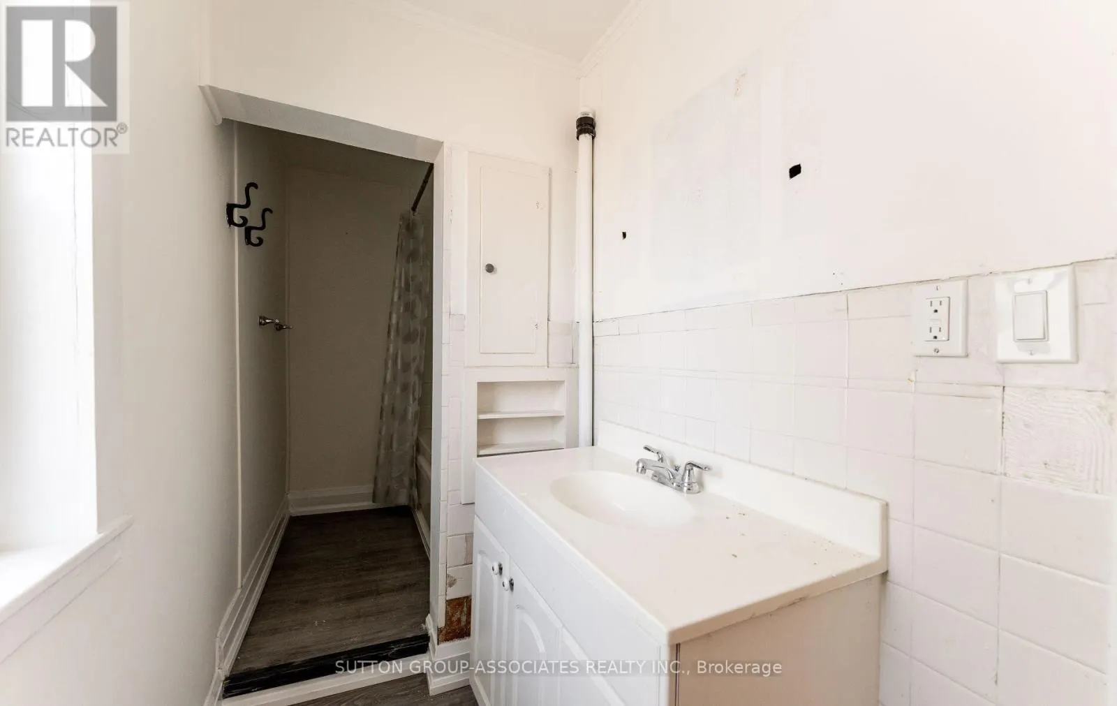 2 - 1610 DUNDAS STREET W