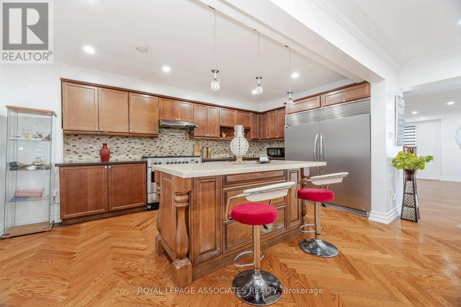 2 HOWLETT CRESCENT