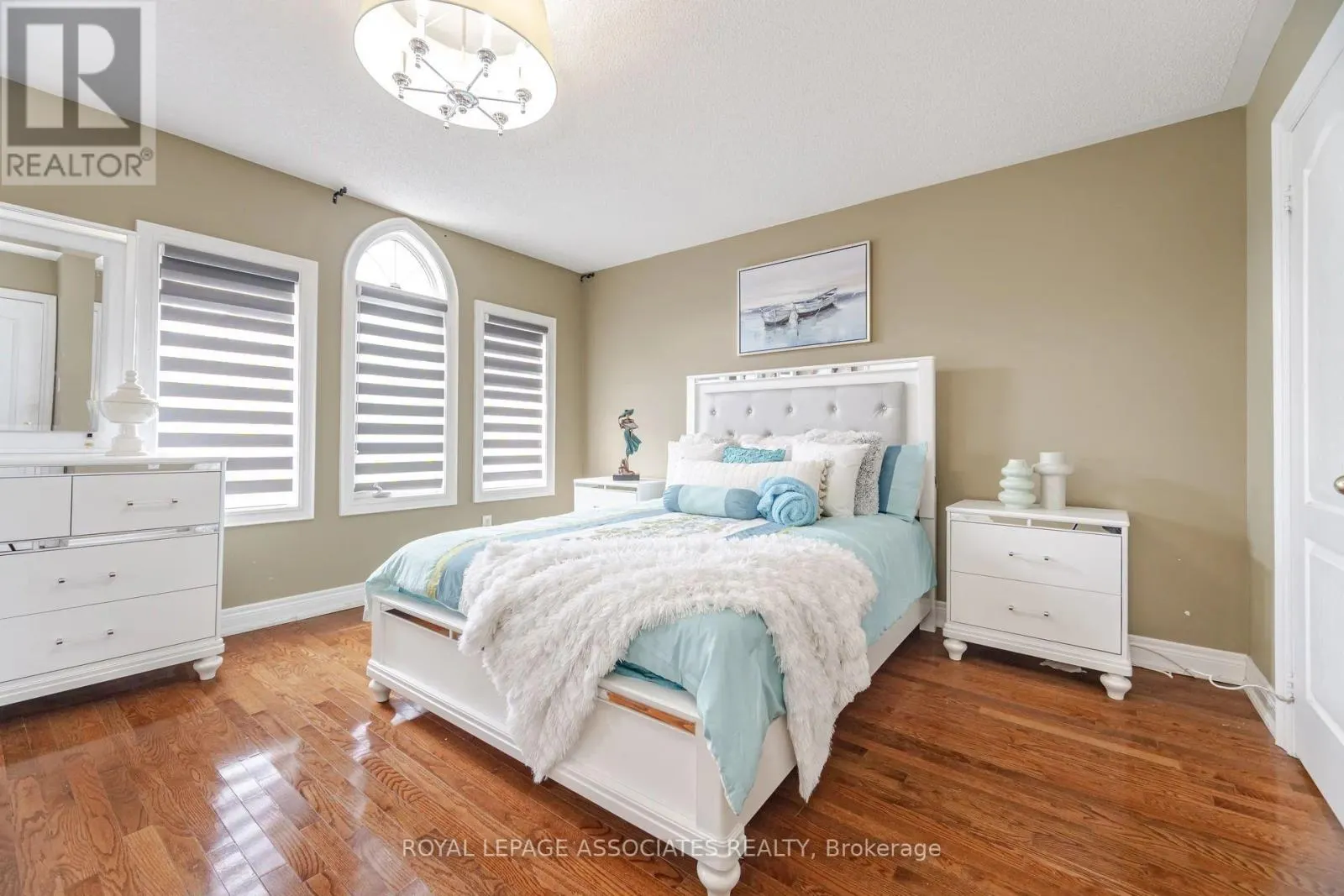 2 HOWLETT CRESCENT