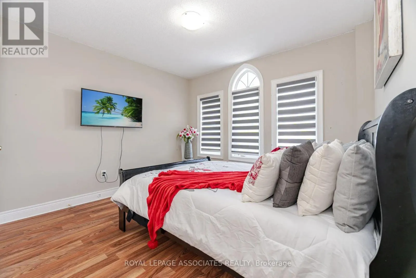 2 HOWLETT CRESCENT