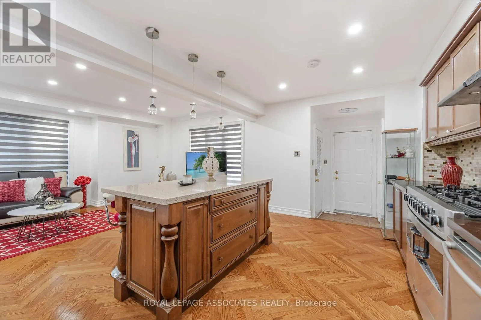2 HOWLETT CRESCENT