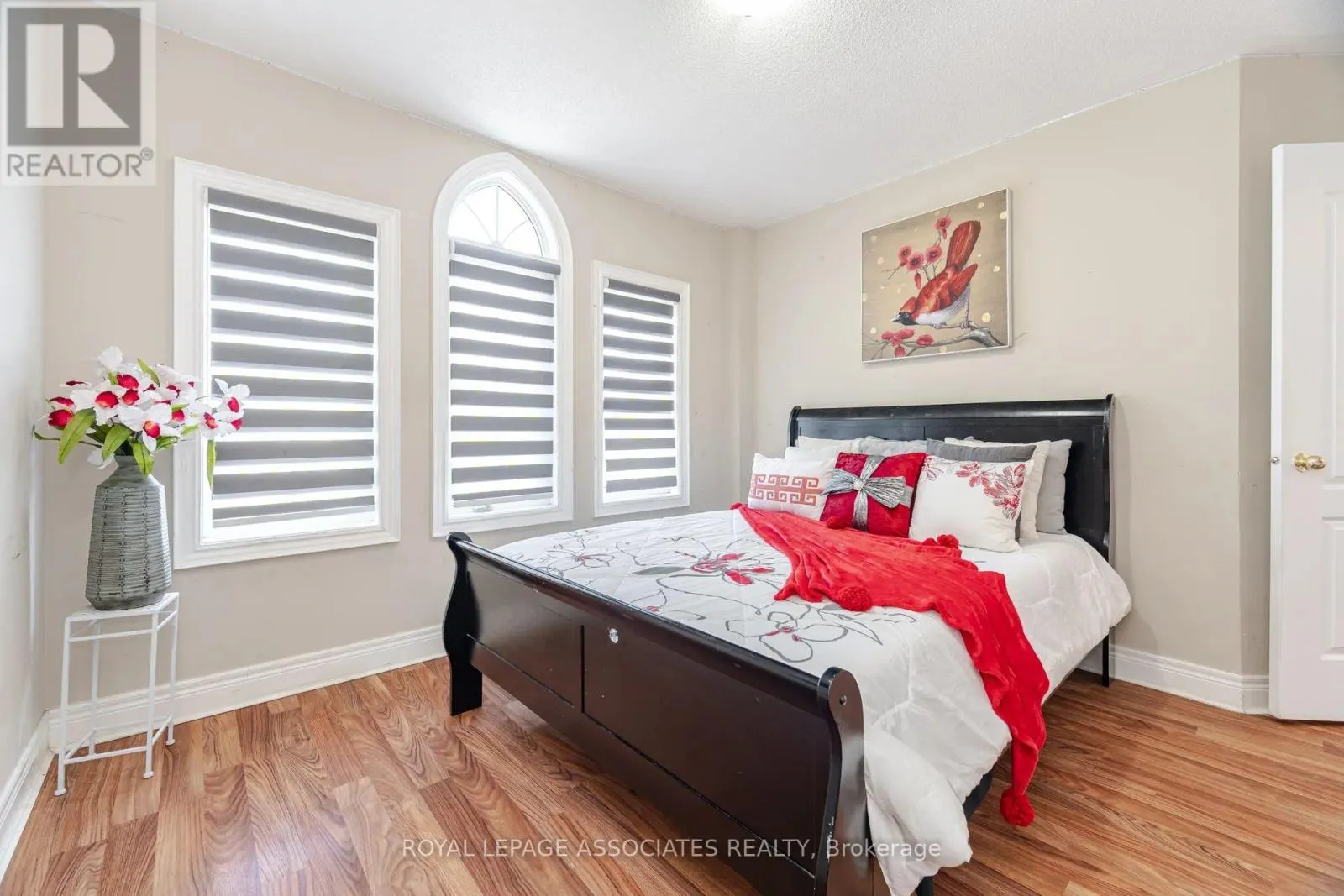 2 HOWLETT CRESCENT