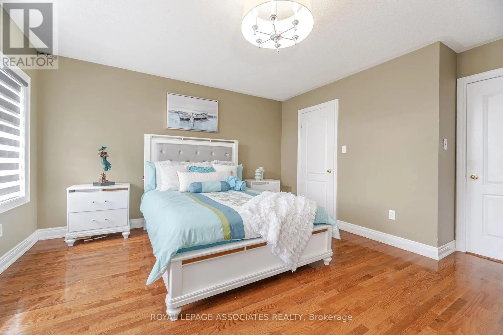 2 HOWLETT CRESCENT