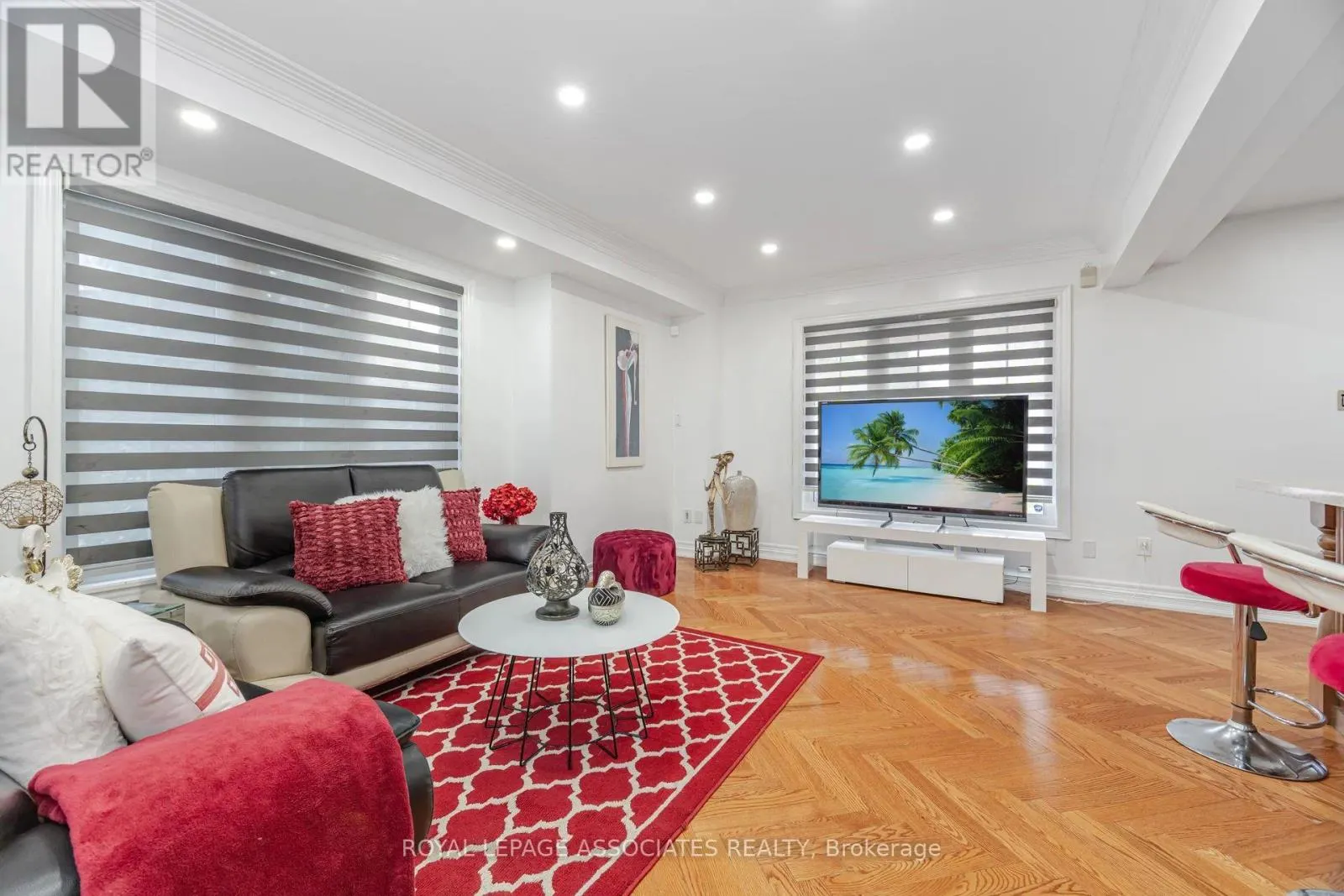 2 HOWLETT CRESCENT