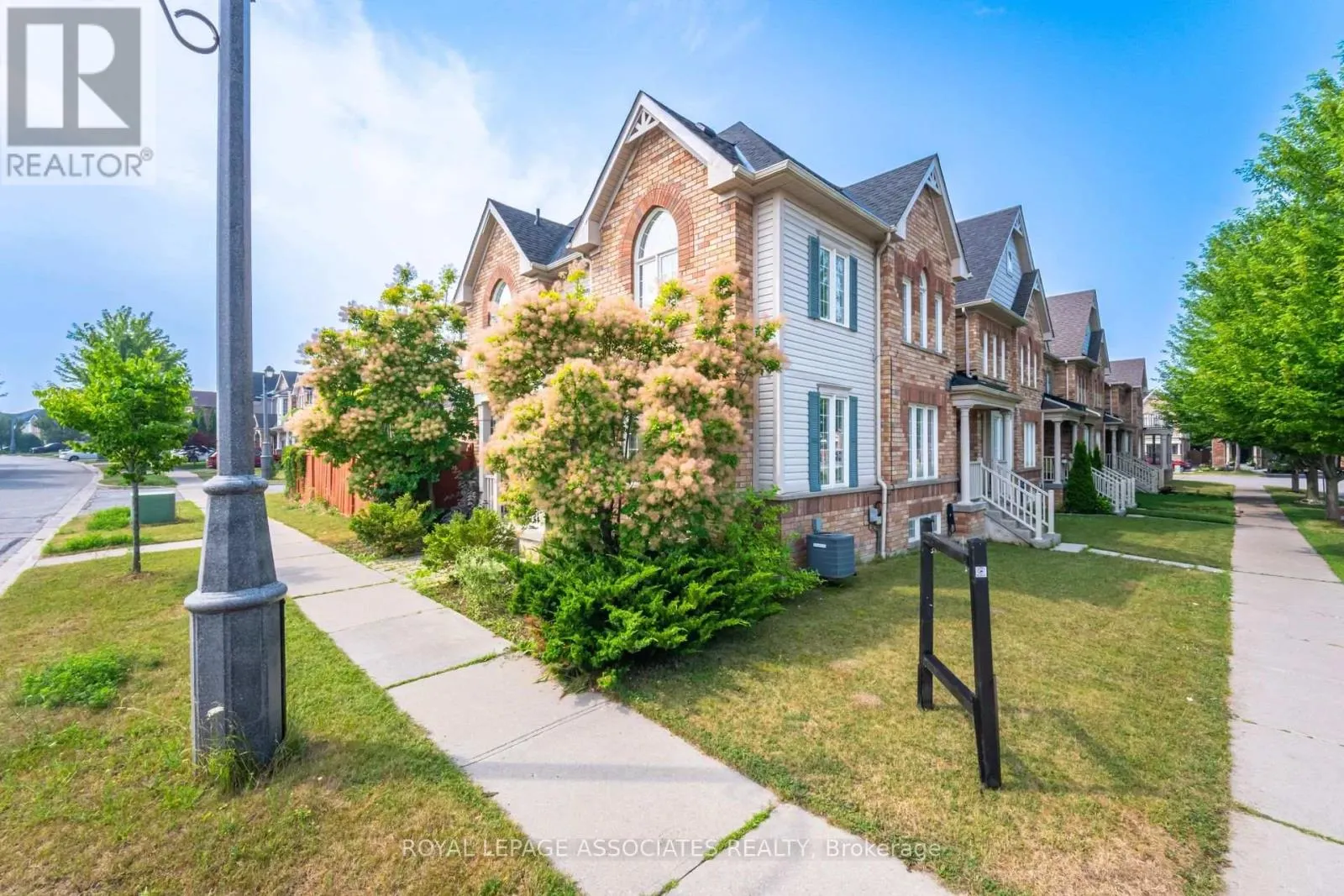 2 HOWLETT CRESCENT