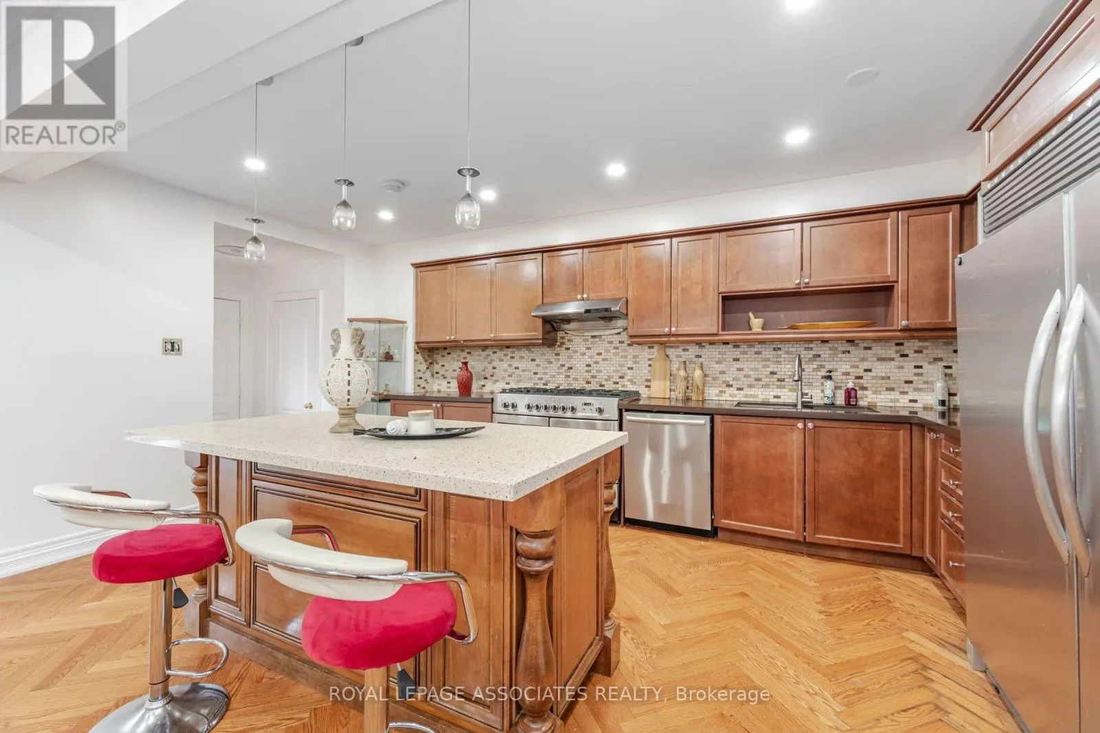 2 HOWLETT CRESCENT