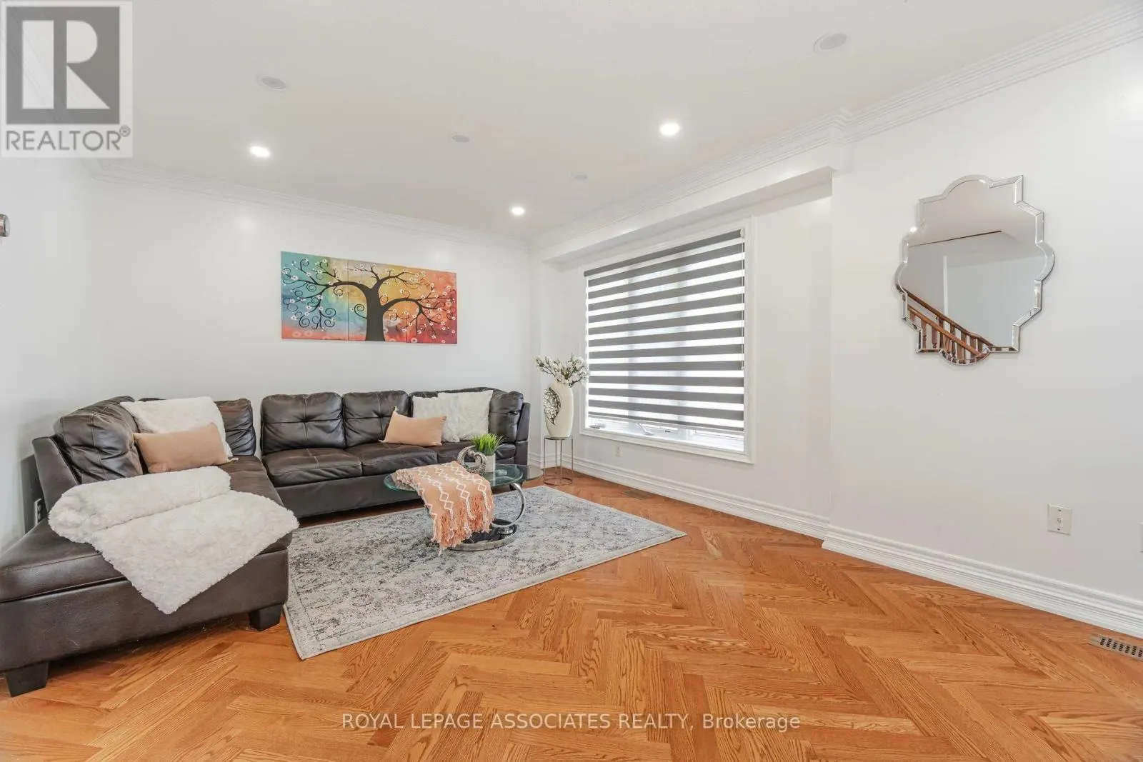 2 HOWLETT CRESCENT