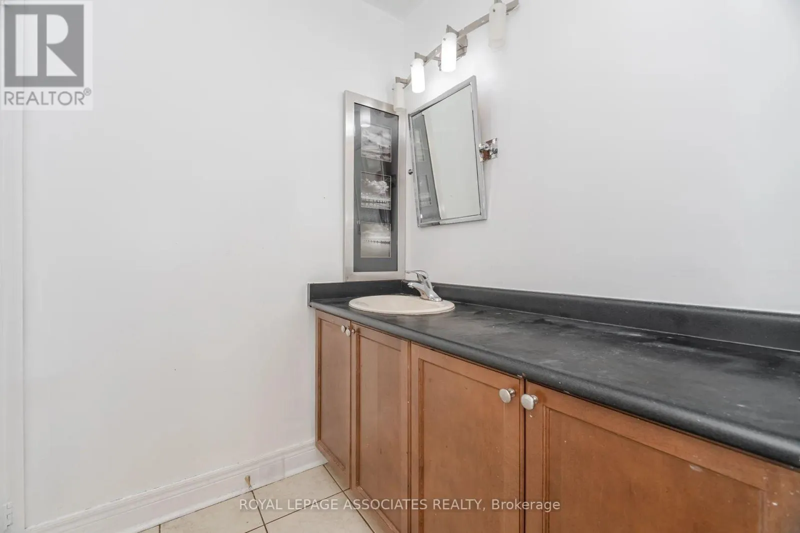2 HOWLETT CRESCENT
