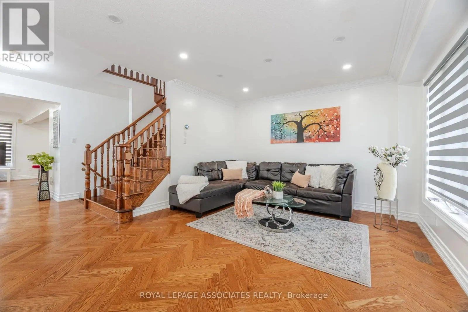 2 HOWLETT CRESCENT
