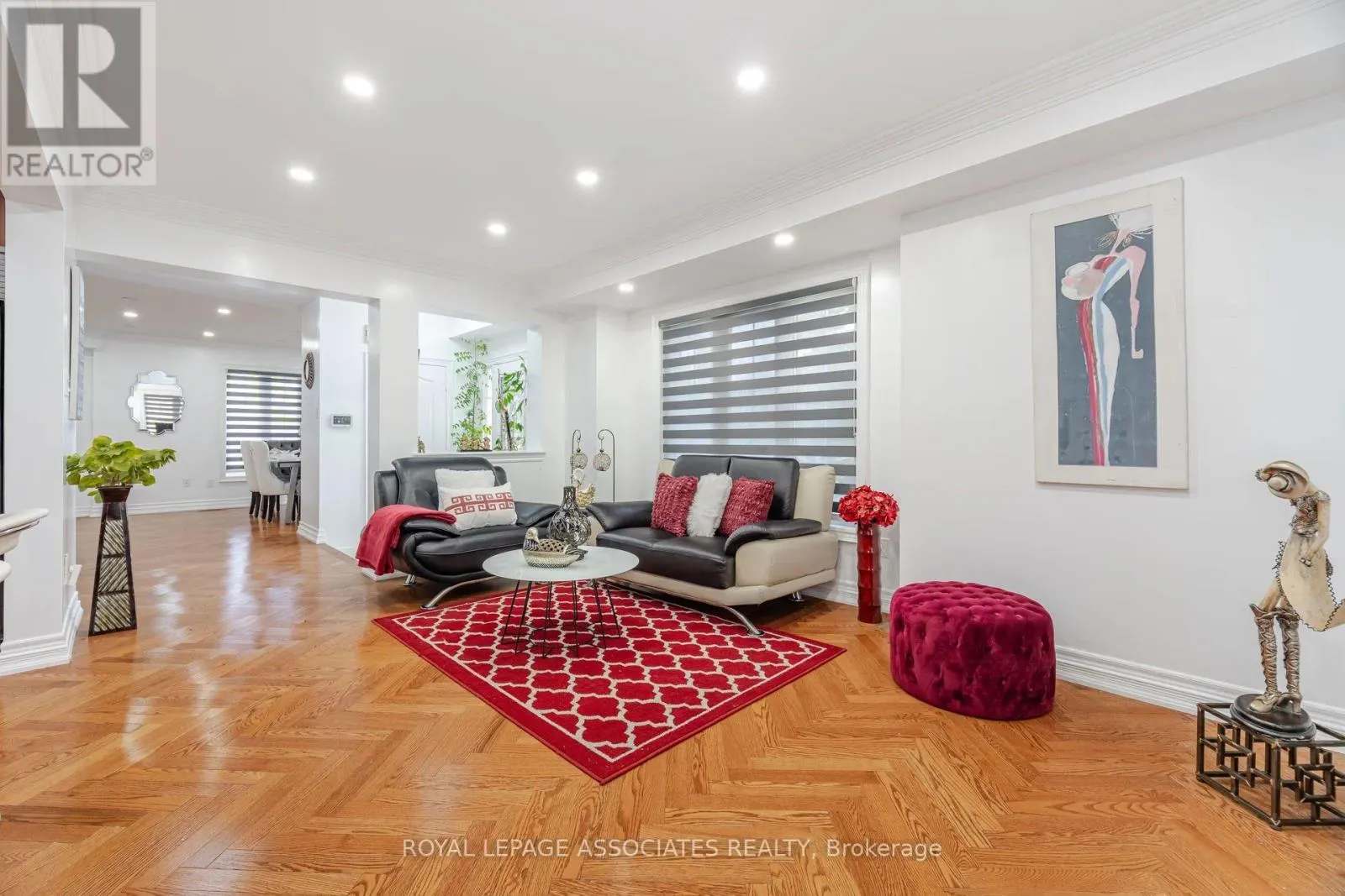 2 HOWLETT CRESCENT