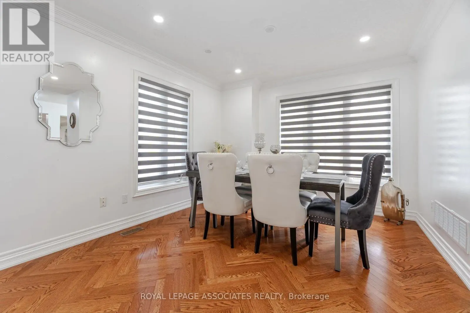 2 HOWLETT CRESCENT