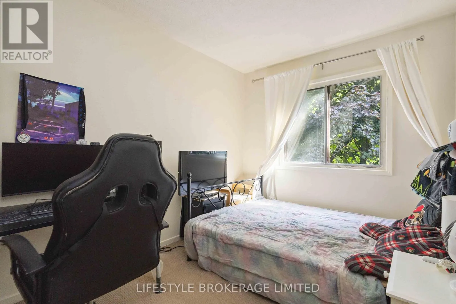 10 THE BRIDLE PATH
