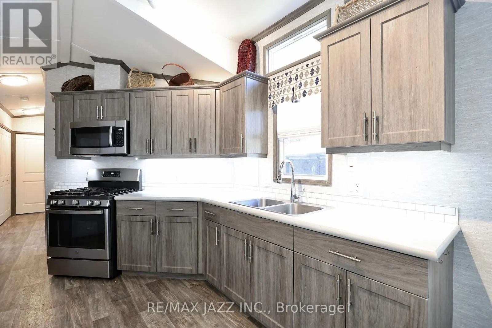 819 - 225 PLATTEN BOULEVARD, #819