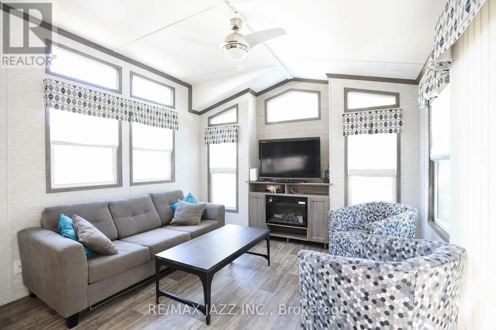 819 - 225 PLATTEN BOULEVARD, #819