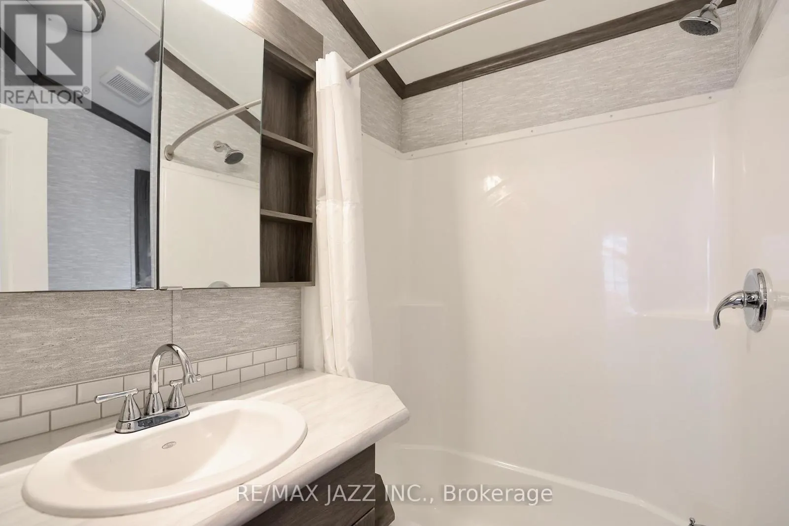 819 - 225 PLATTEN BOULEVARD, #819