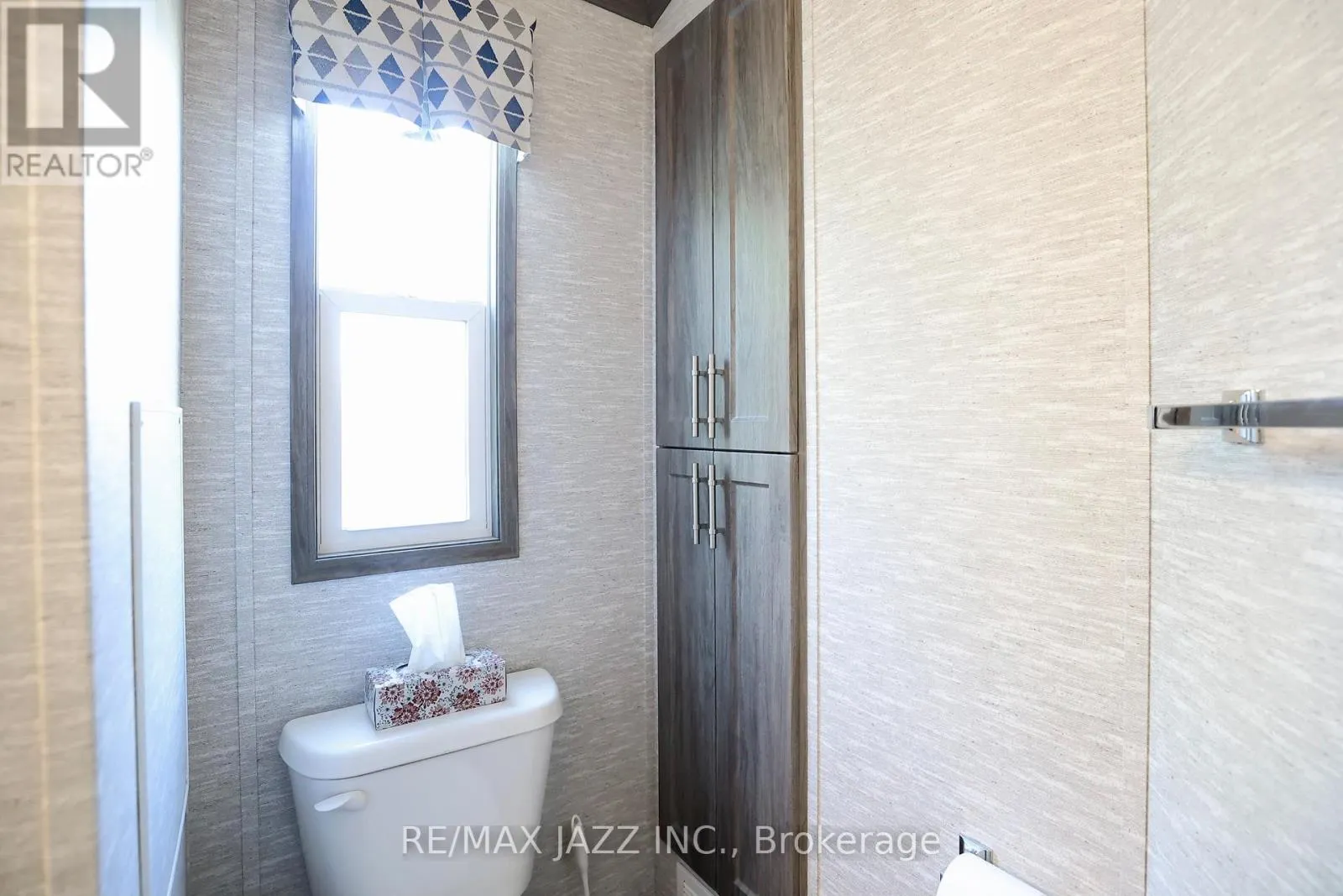 819 - 225 PLATTEN BOULEVARD, #819