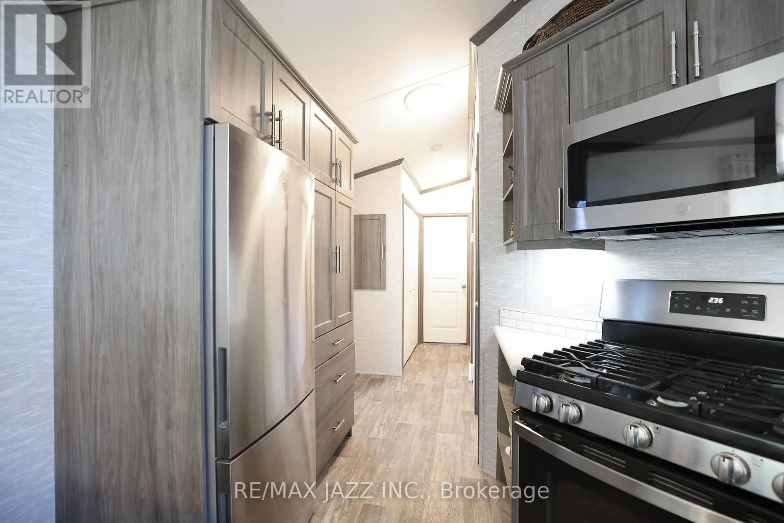 819 - 225 PLATTEN BOULEVARD, #819