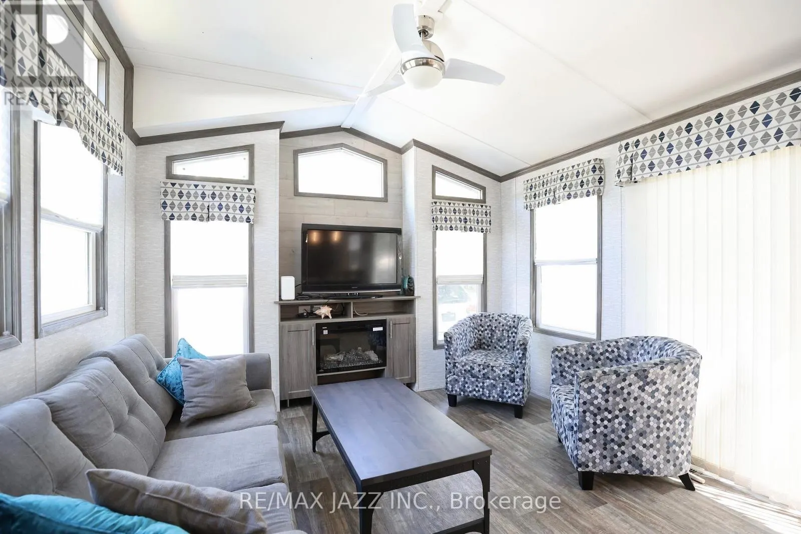 819 - 225 PLATTEN BOULEVARD, #819