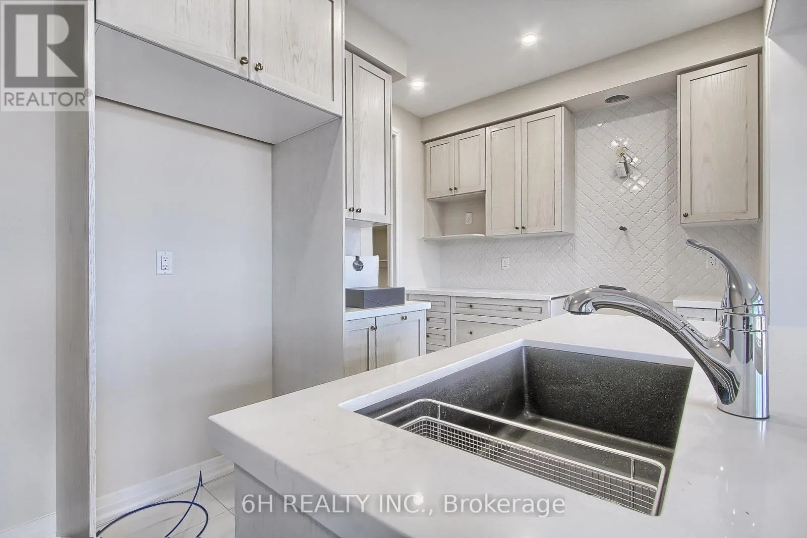 2616 HIBISCUS DRIVE
