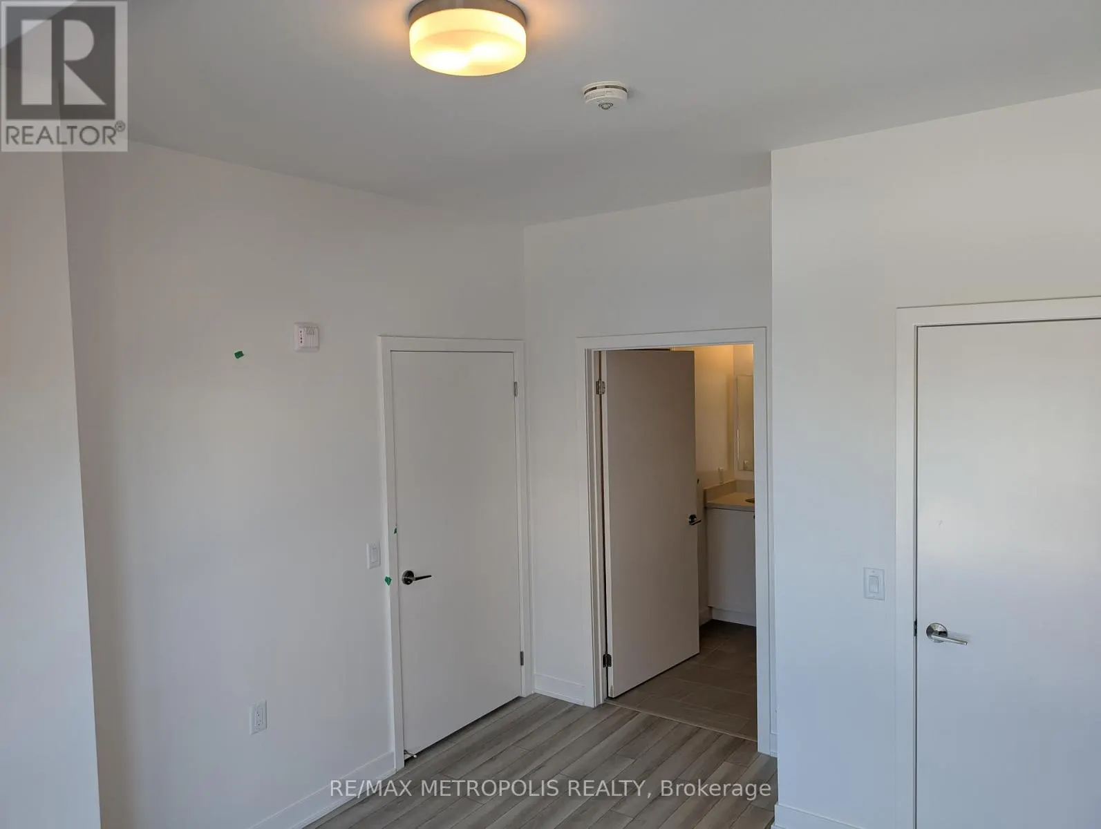 207 - 55 CLARINGTON BOULEVARD