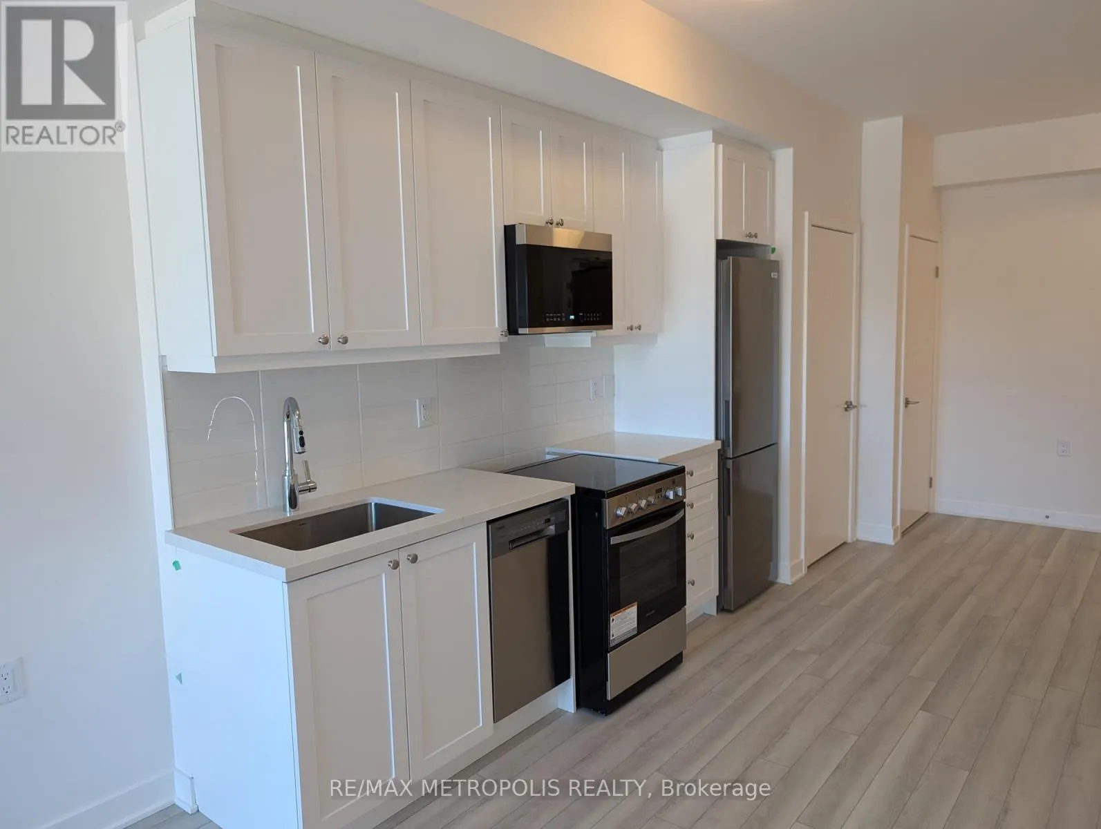 207 - 55 CLARINGTON BOULEVARD