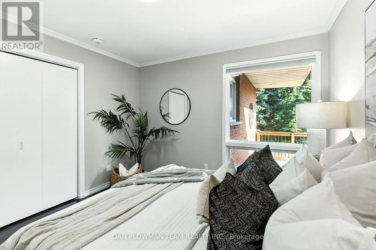 83 SHERWOOD ROAD E