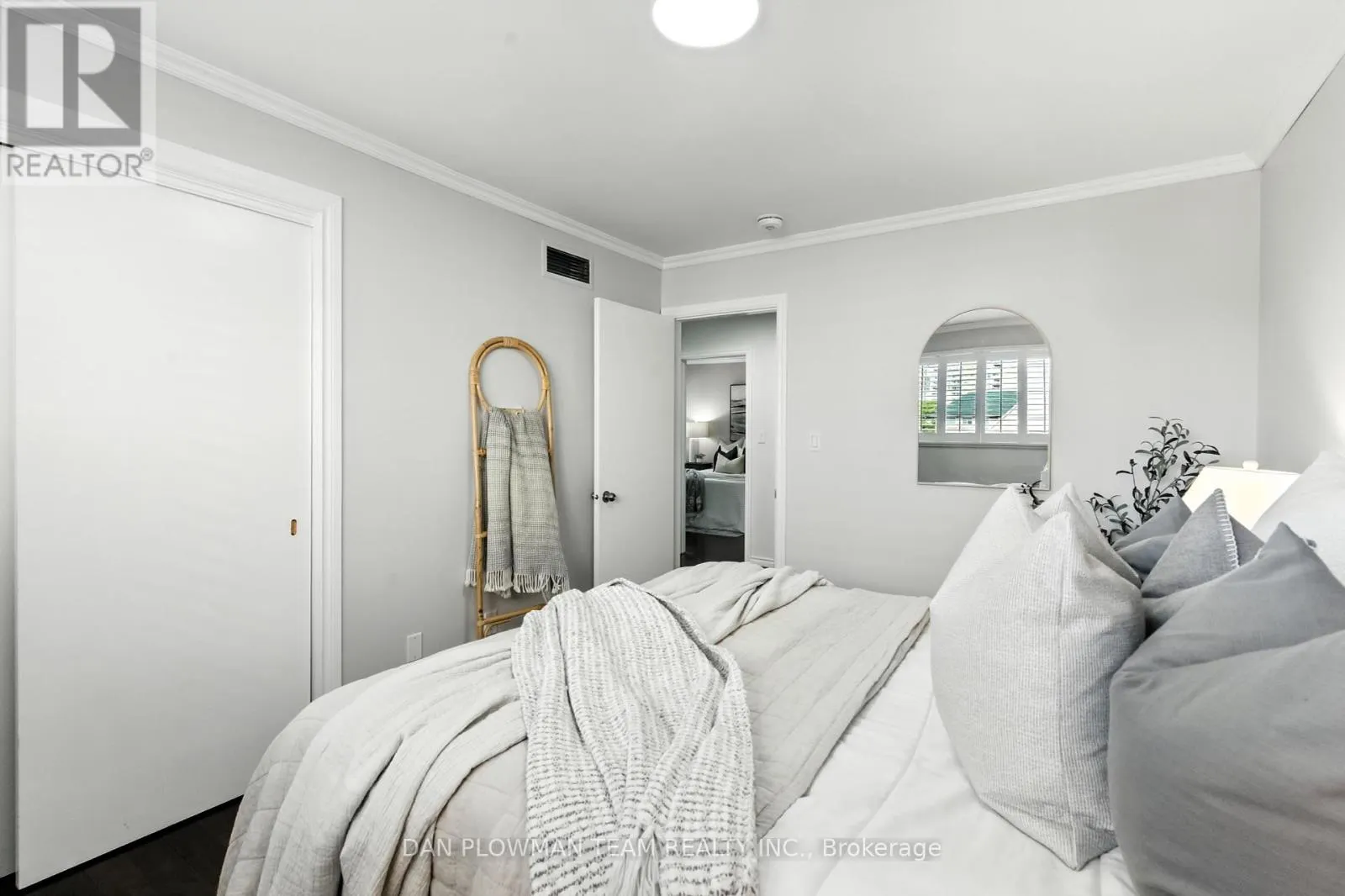 83 SHERWOOD ROAD E
