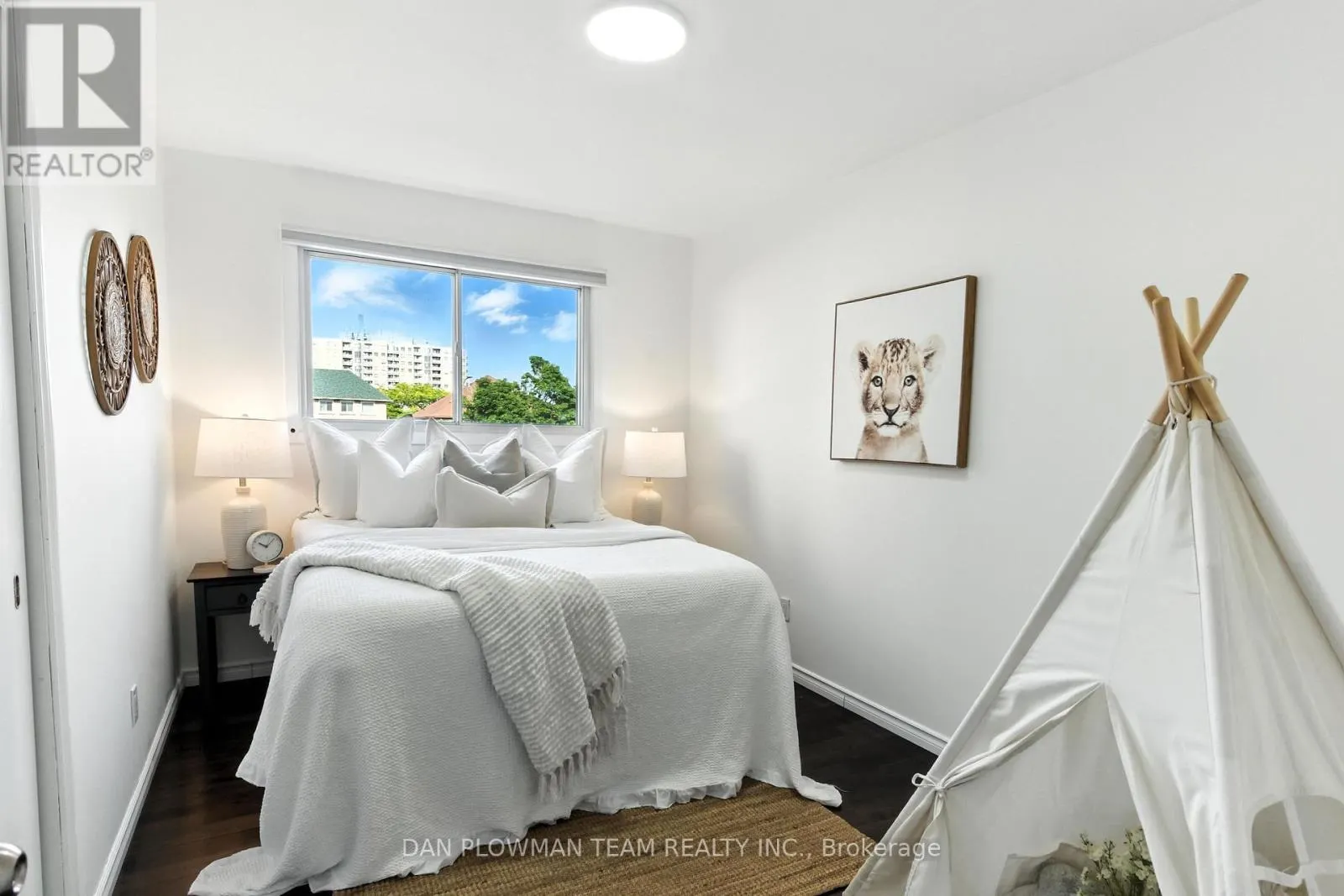 83 SHERWOOD ROAD E