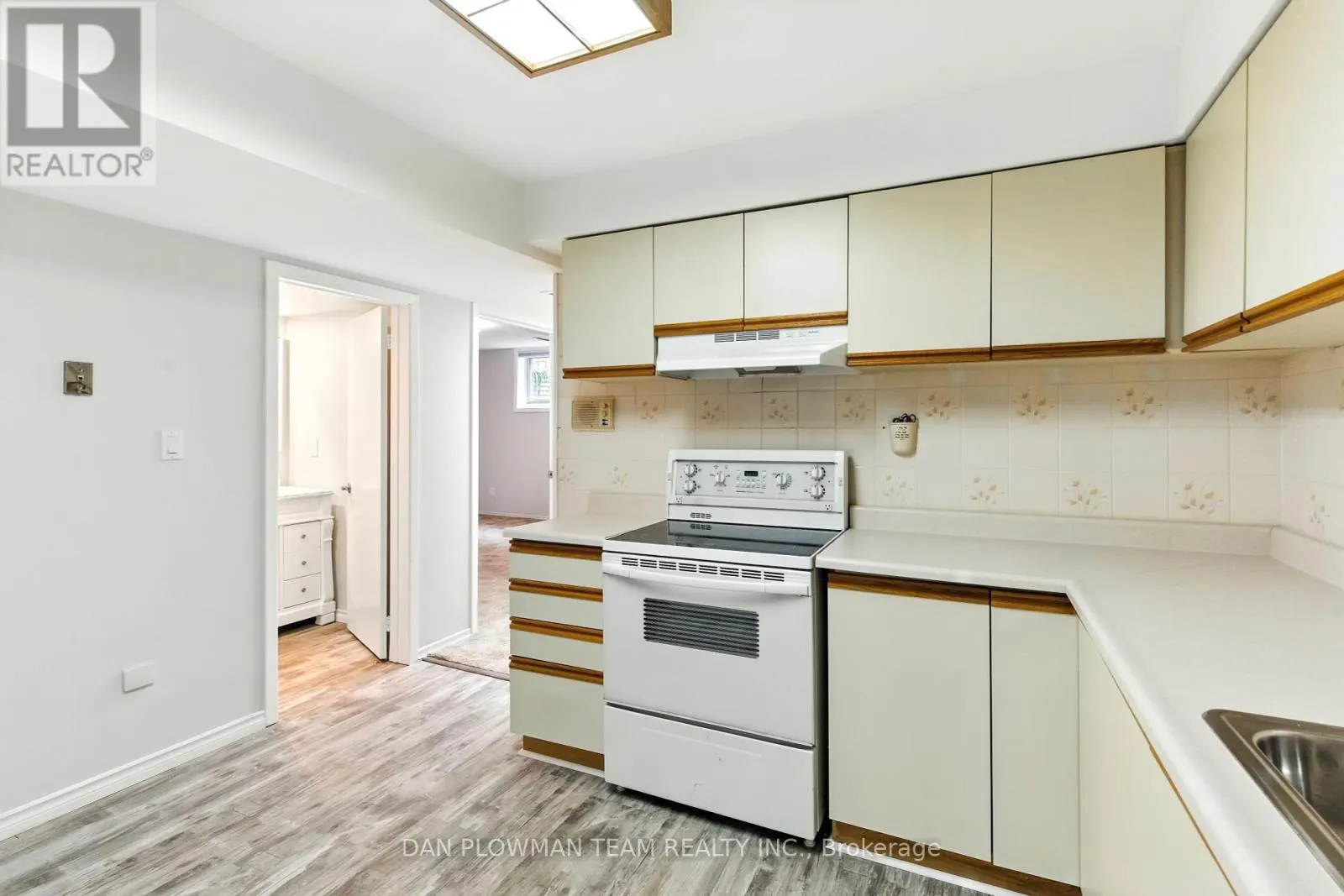 83 SHERWOOD ROAD E