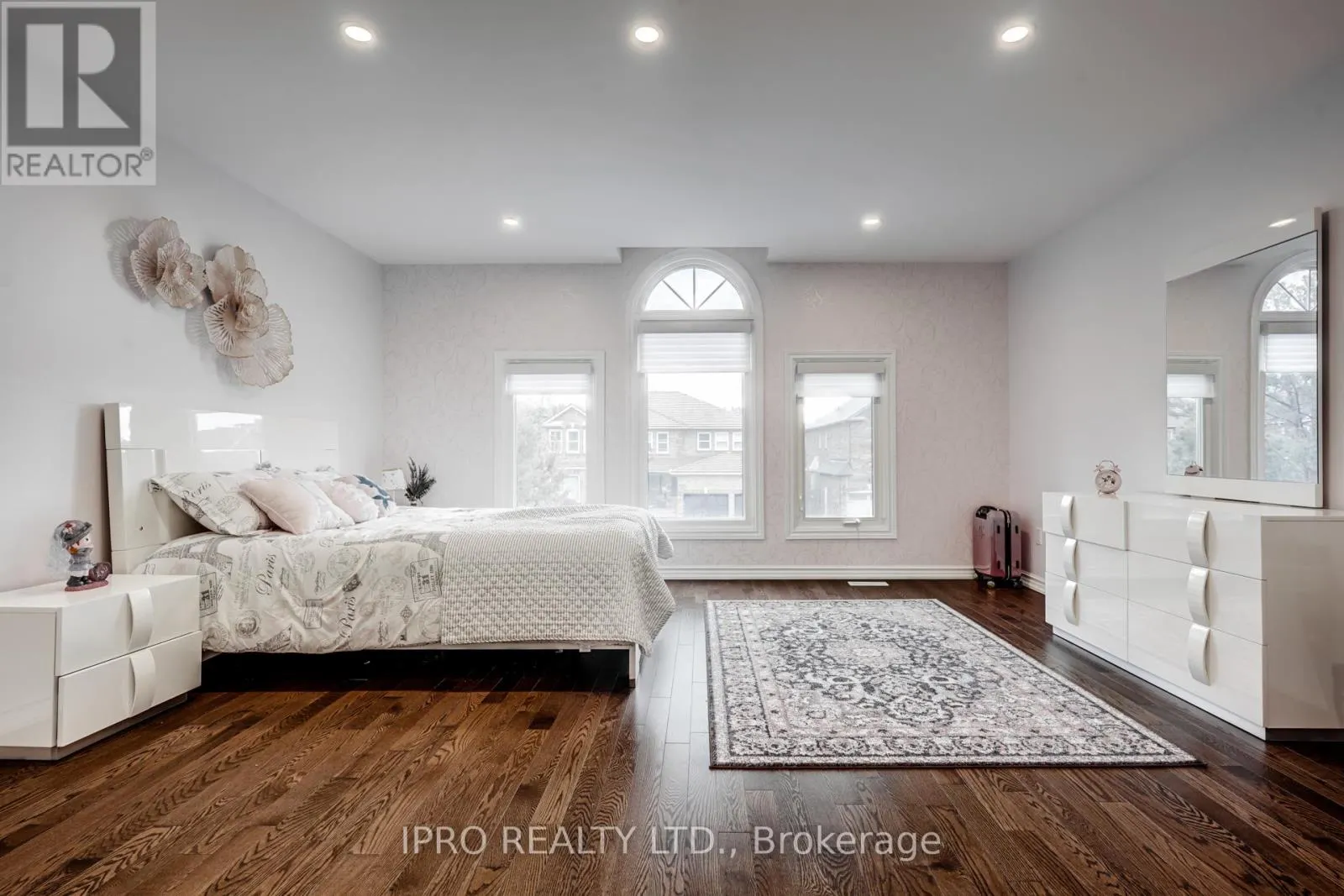 35 SAYOR DRIVE