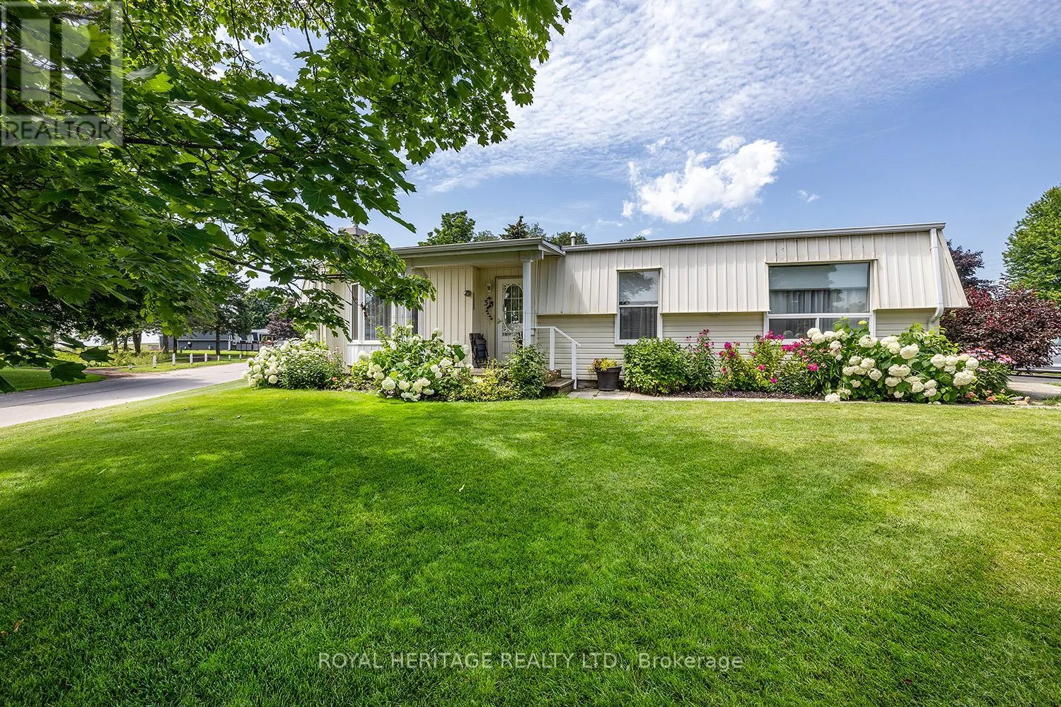38 BLUFFS ROAD E