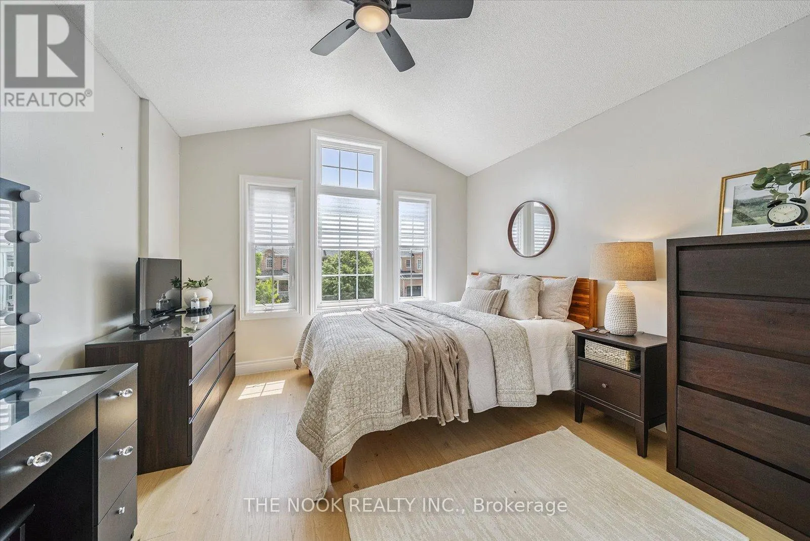 31 QUEENSPLATE DRIVE
