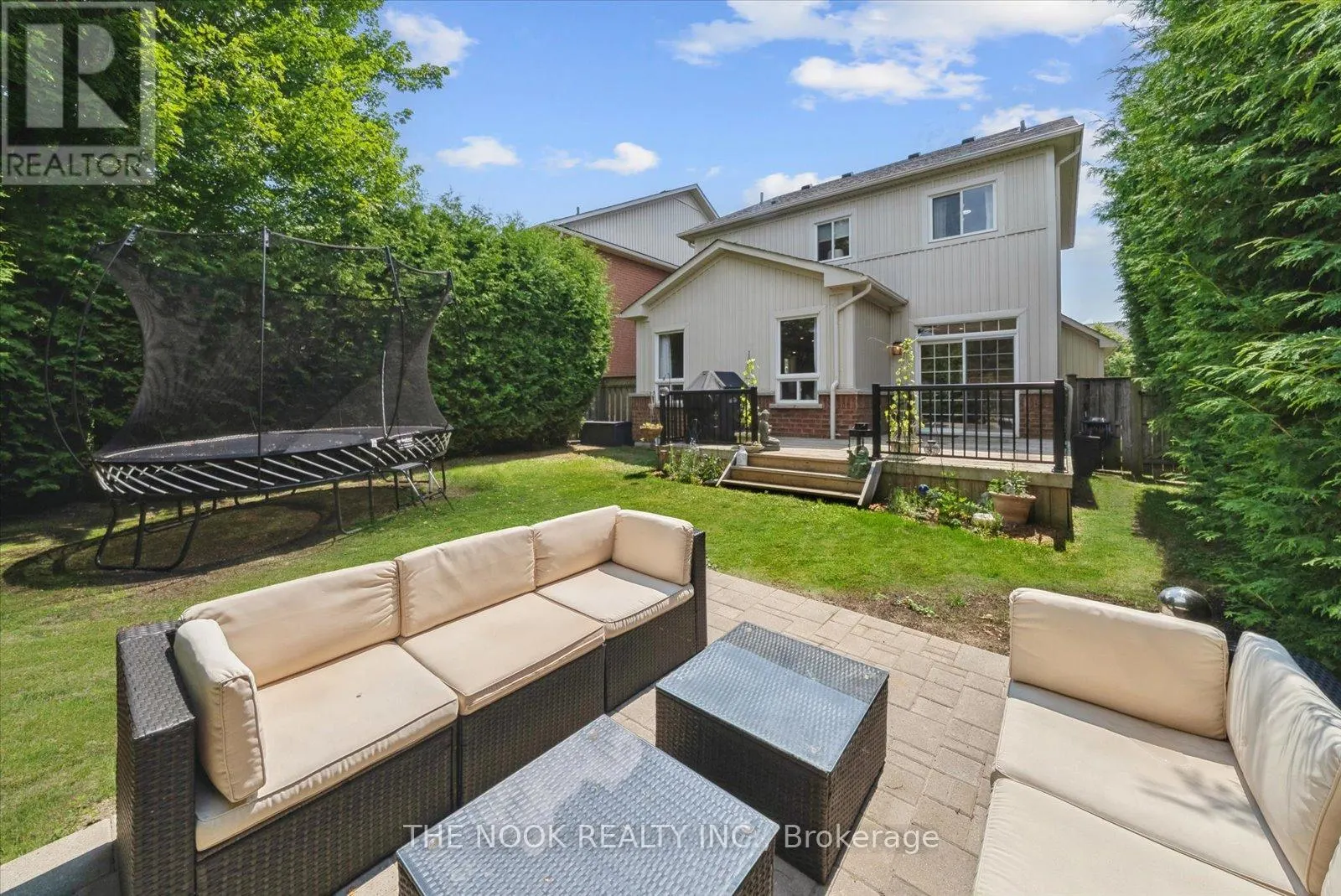 31 QUEENSPLATE DRIVE