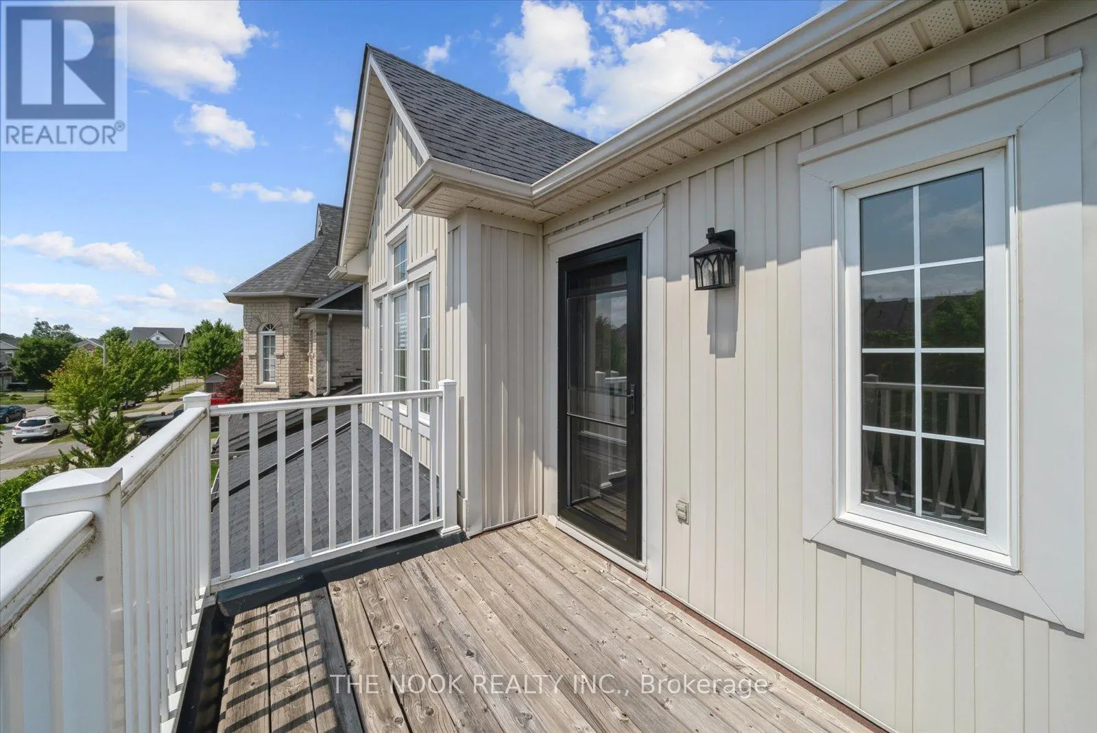 31 QUEENSPLATE DRIVE