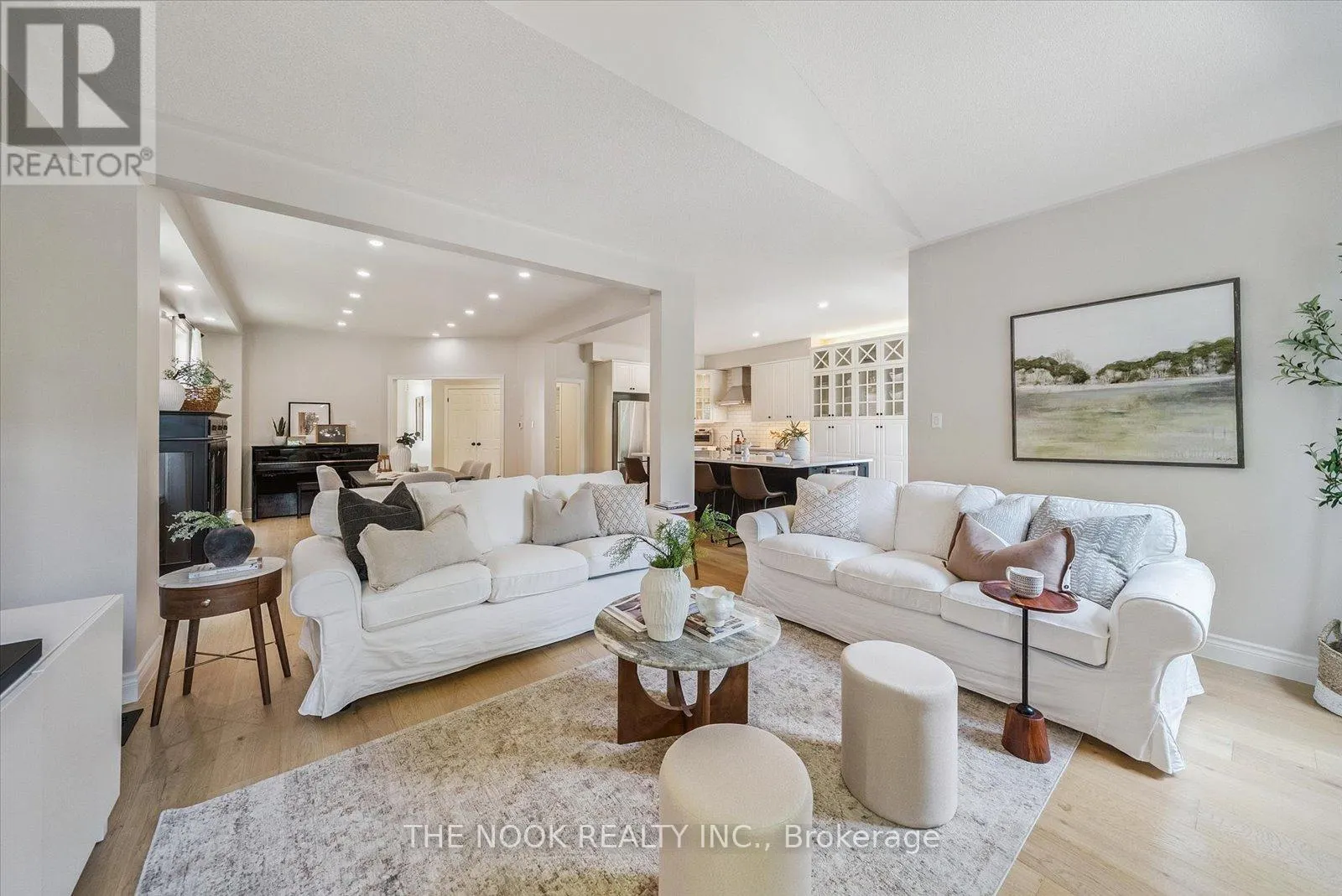 31 QUEENSPLATE DRIVE