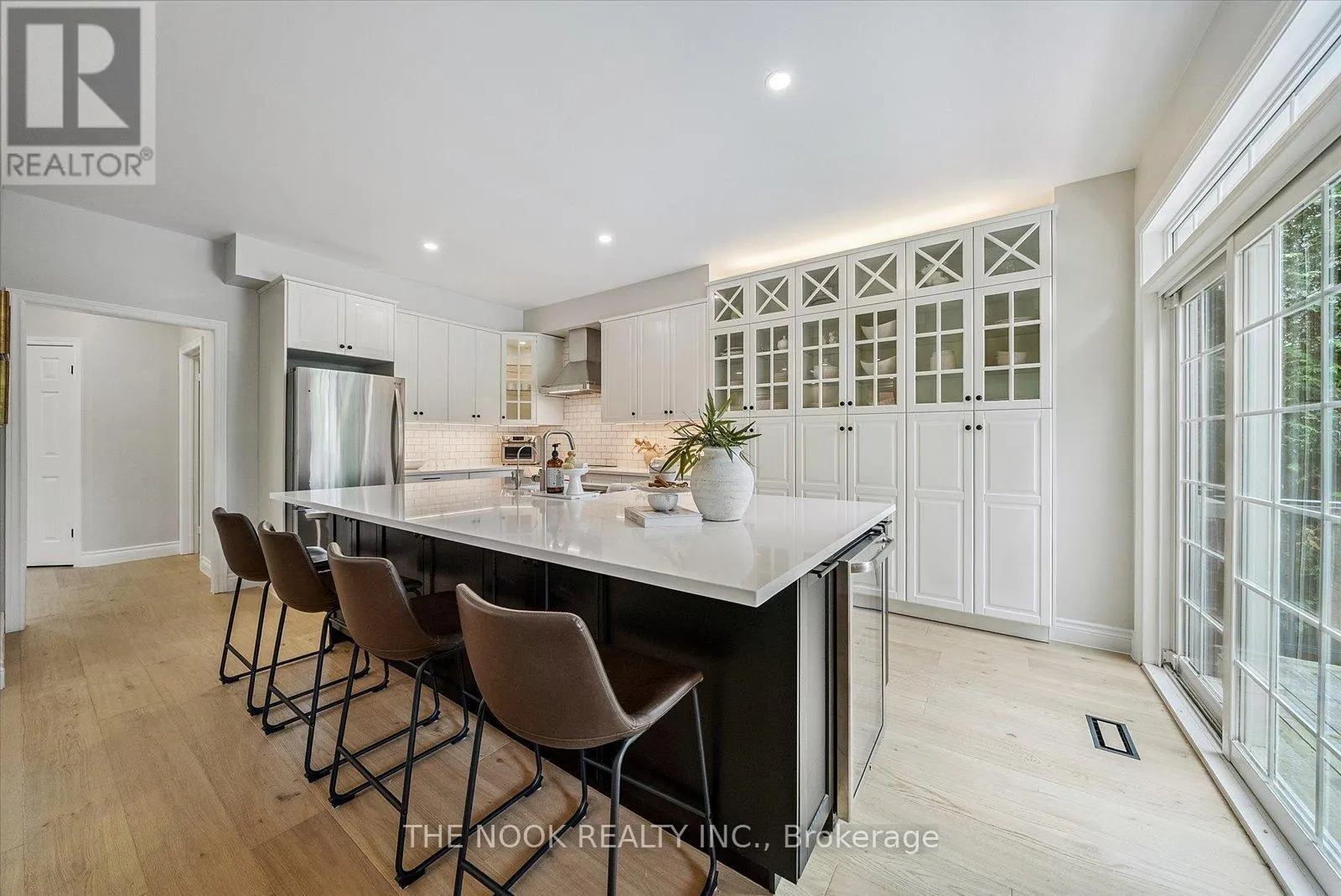 31 QUEENSPLATE DRIVE