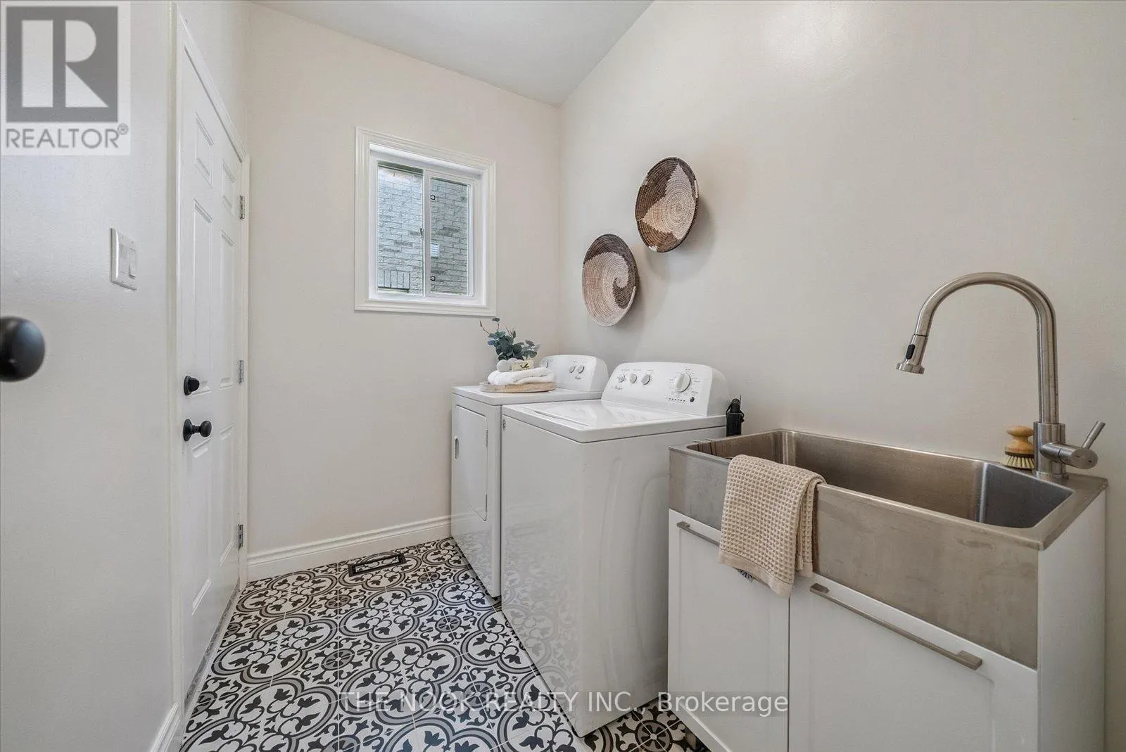 31 QUEENSPLATE DRIVE
