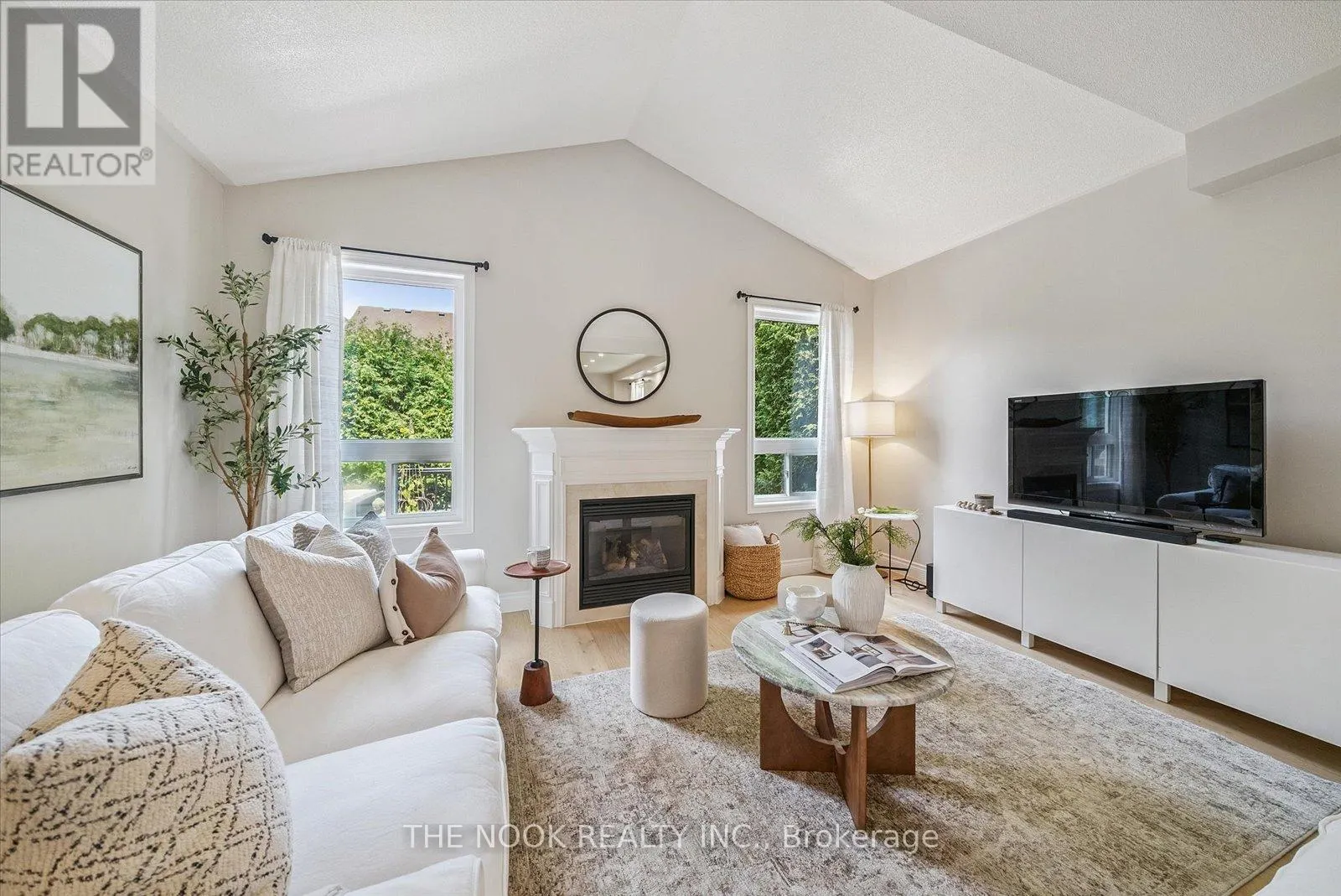 31 QUEENSPLATE DRIVE