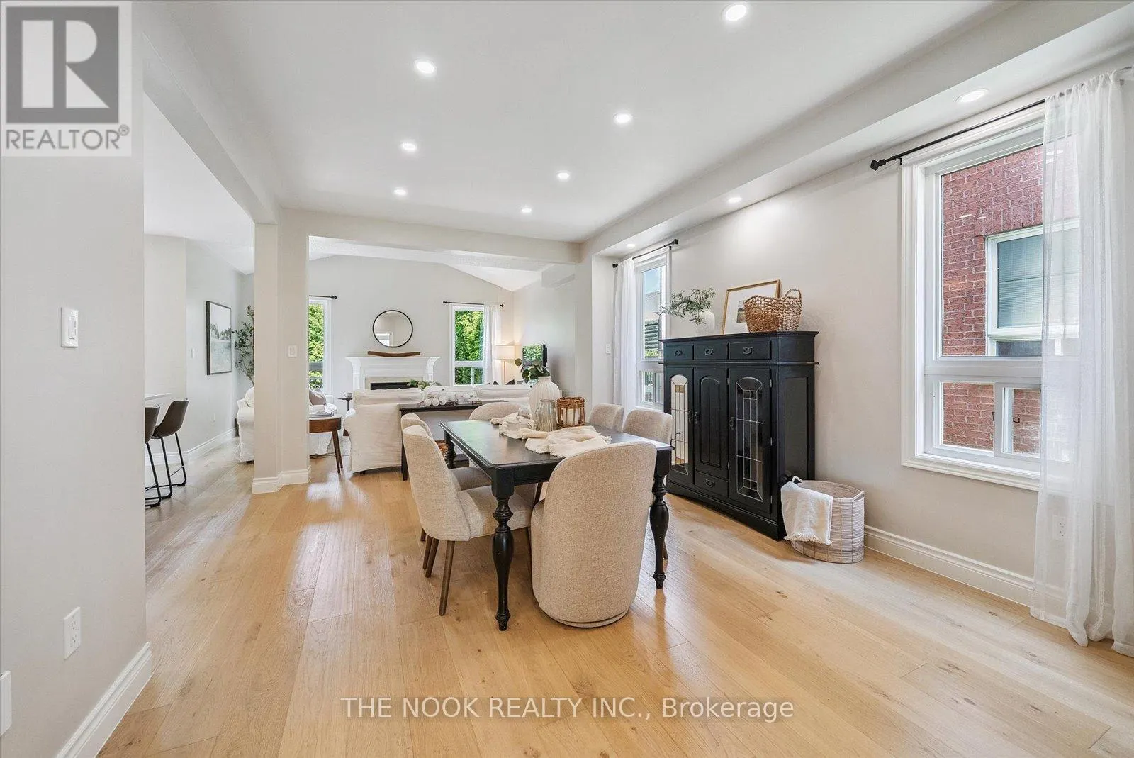 31 QUEENSPLATE DRIVE