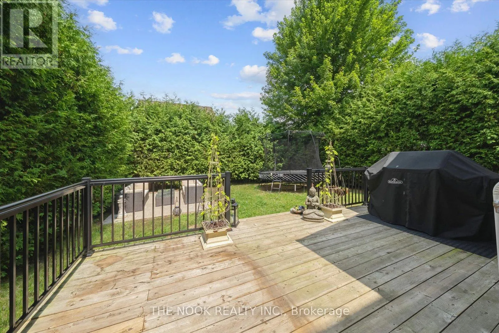 31 QUEENSPLATE DRIVE