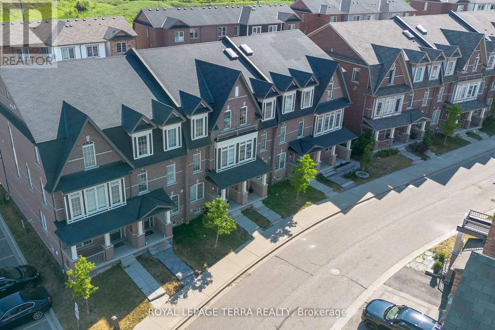 8 GRAYWARDINE LANE