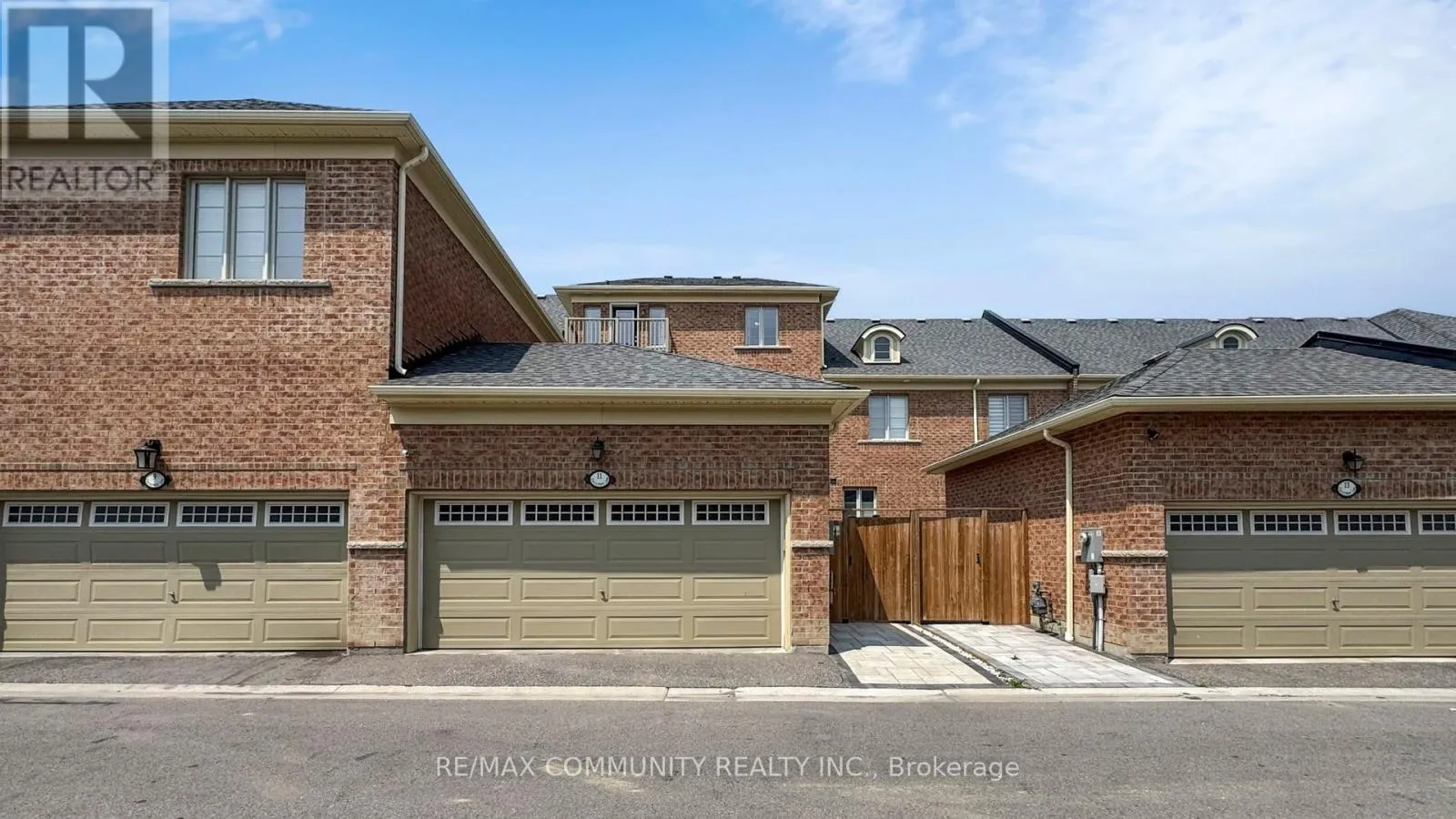 11 CLUTTERBUCK LANE NE