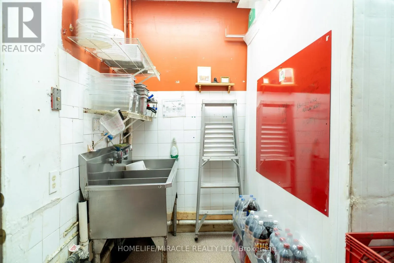 3 HARWOOD AVENUE S