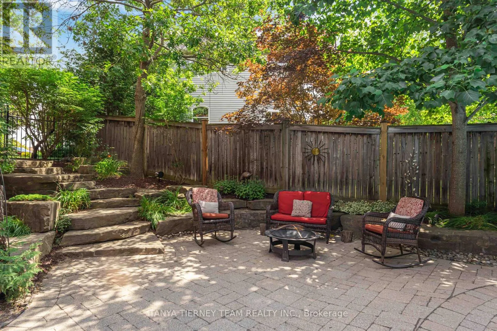 6 BRADDOCK COURT