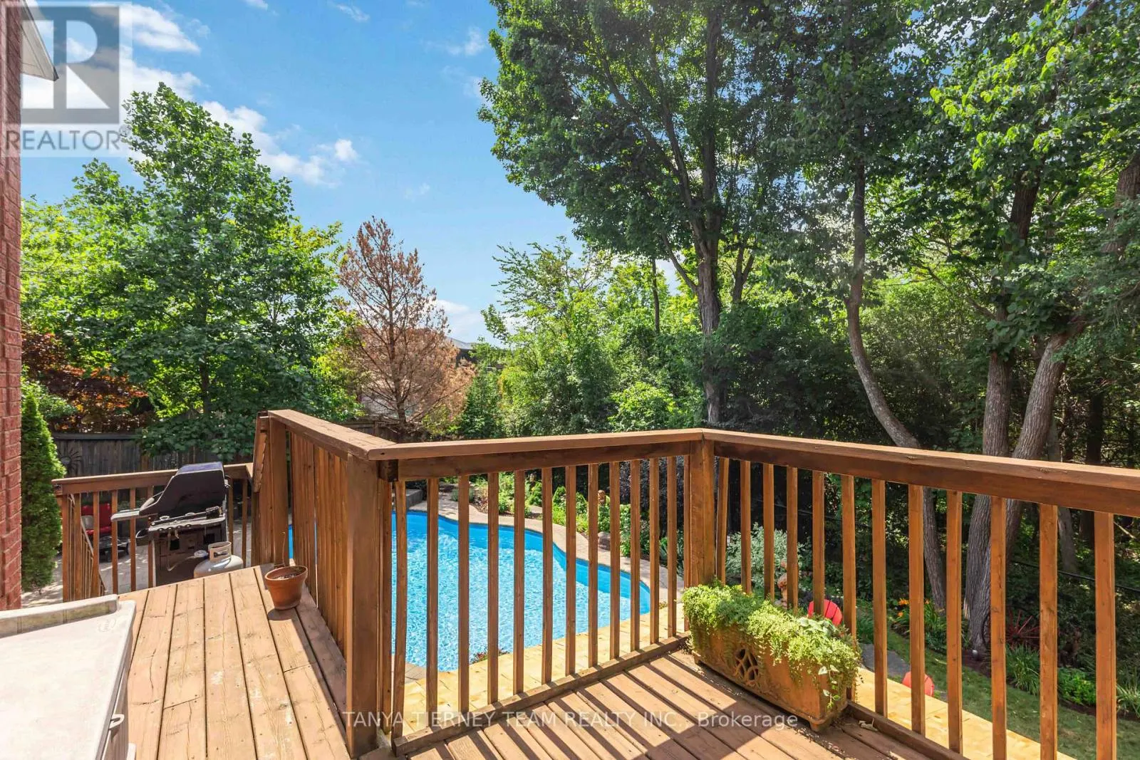 6 BRADDOCK COURT