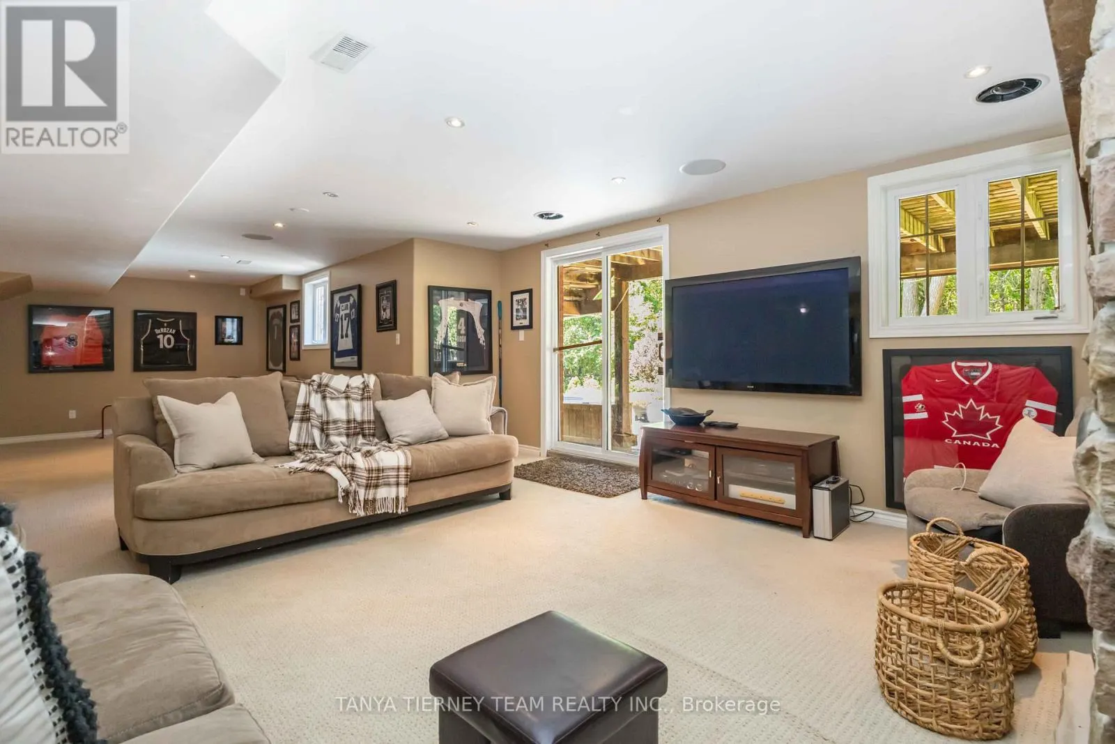 6 BRADDOCK COURT