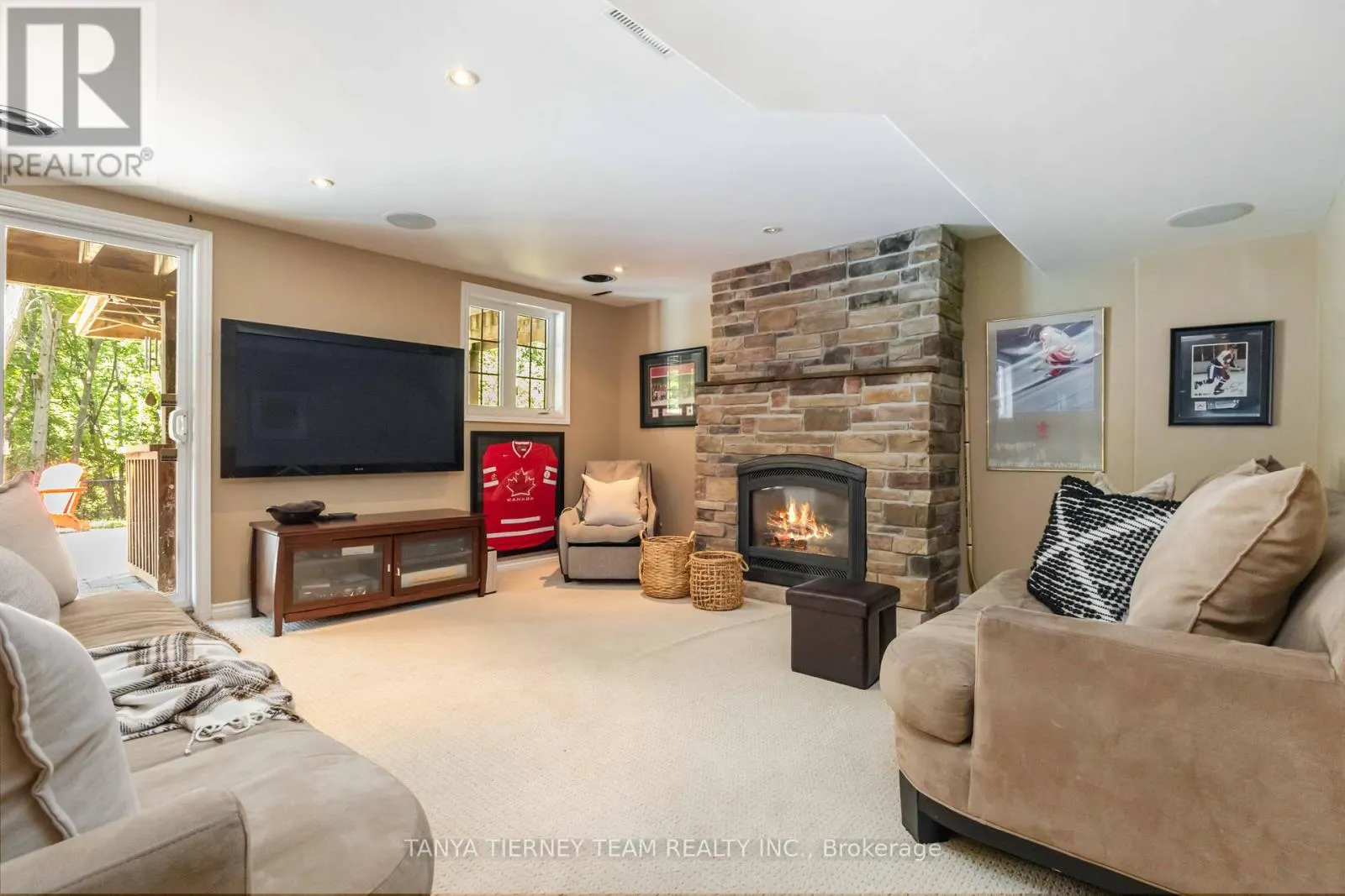6 BRADDOCK COURT